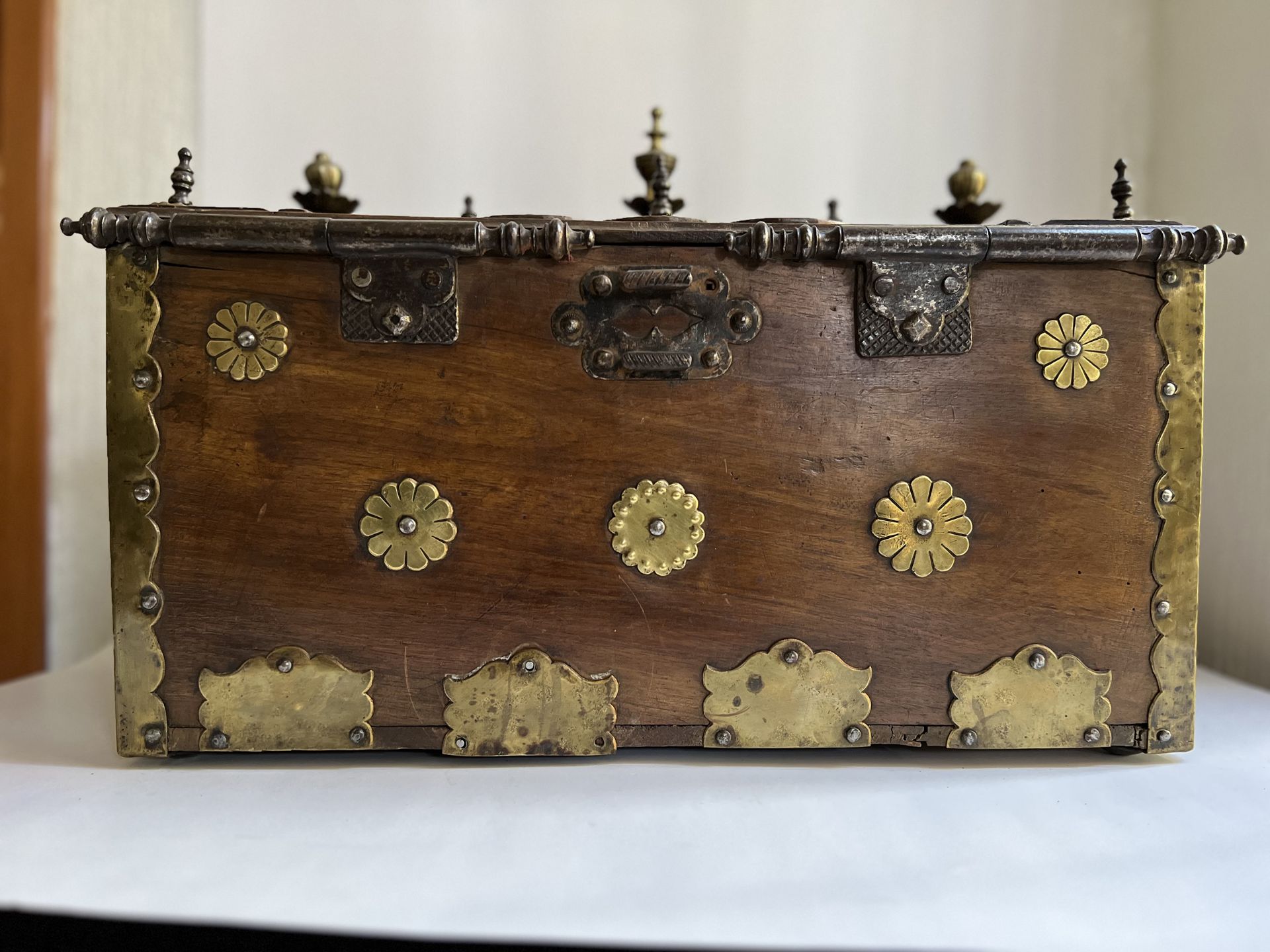 Rare Indian Colonial chest in teak and Bronze Pavilion appliqués, Gujarat, 18th century