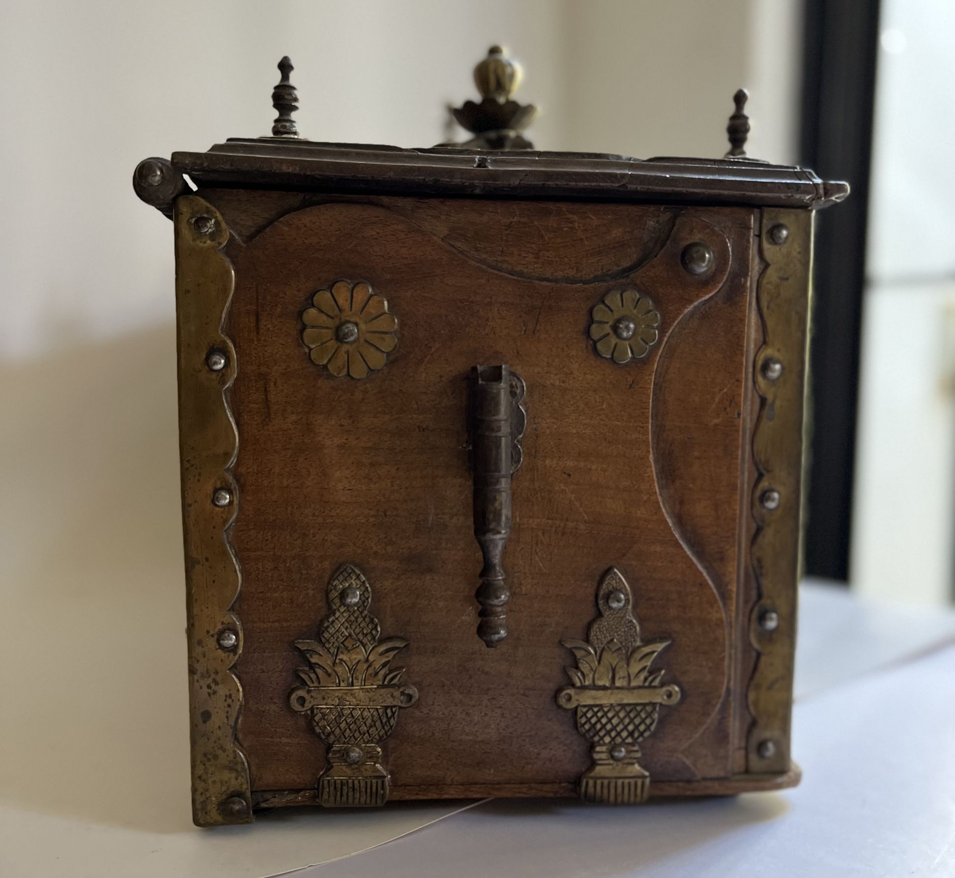 Rare Indian Colonial chest in teak and Bronze Pavilion appliqués, Gujarat, 18th century - Image 6 of 8