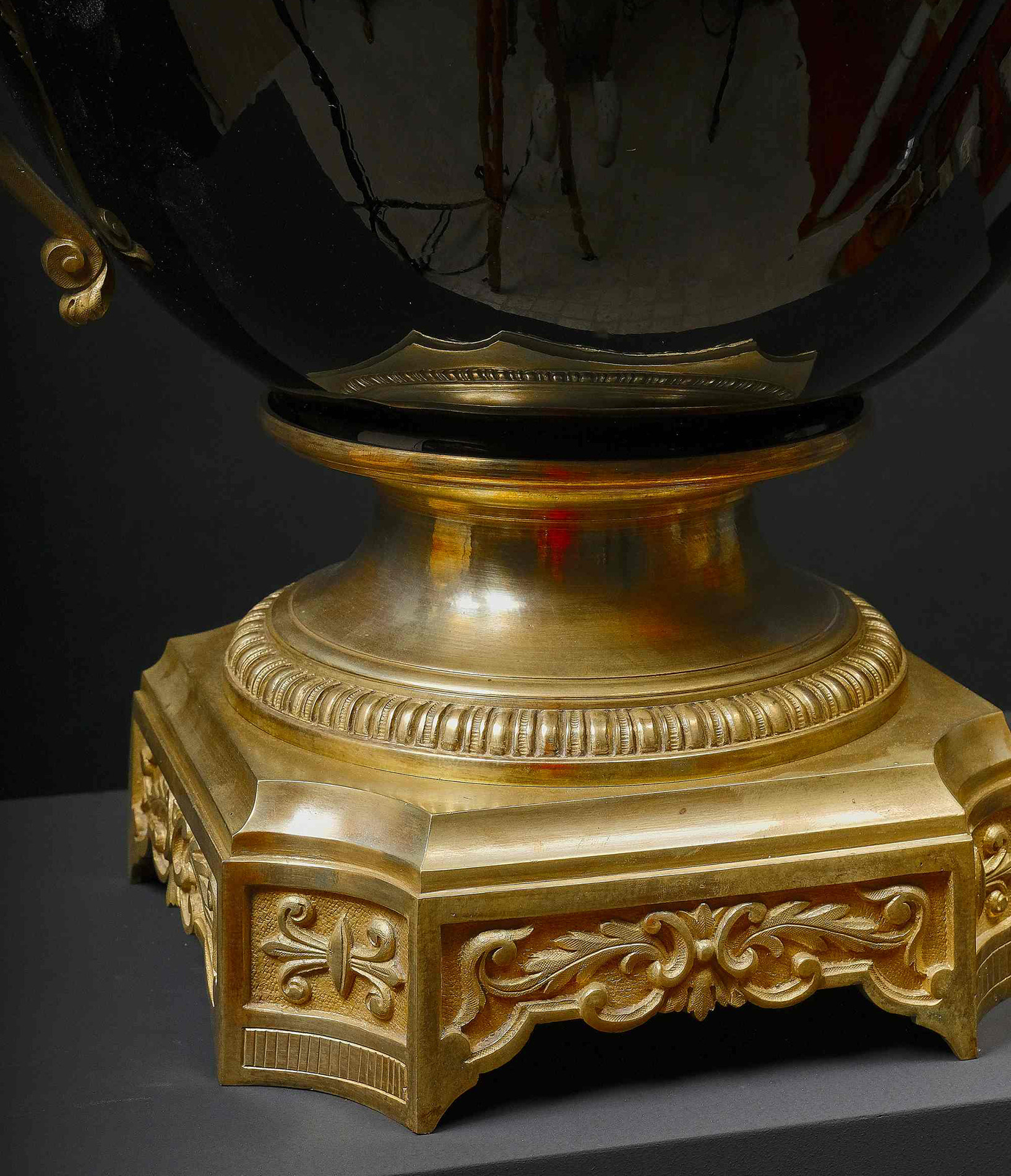 Large and Beautiful Sèvres Vase mounted in gilt bronze, Napoleon III Period, France, 19th century - Image 4 of 5