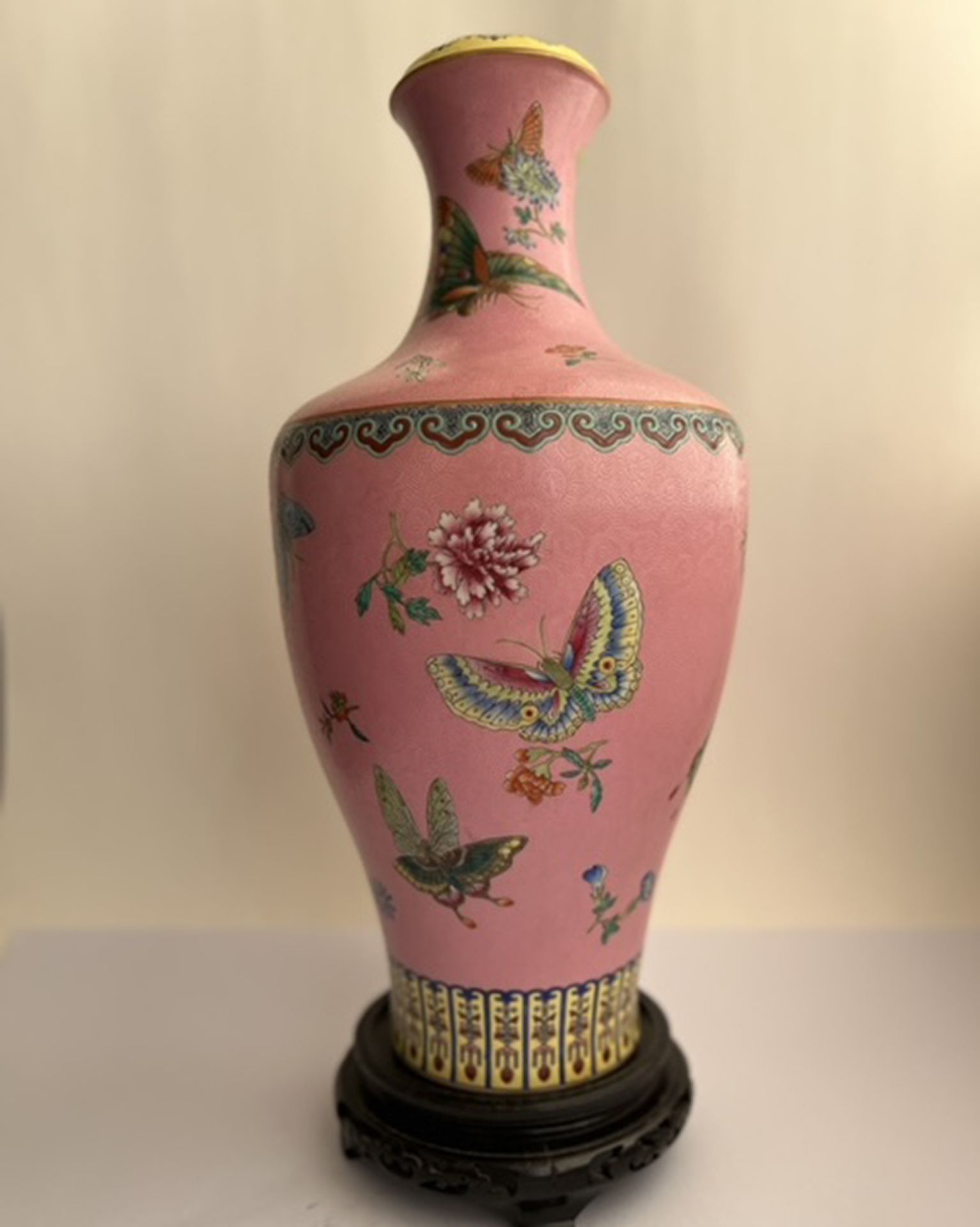 Pink enameled famille rose vase with Butterflies, 20th century Chinese school