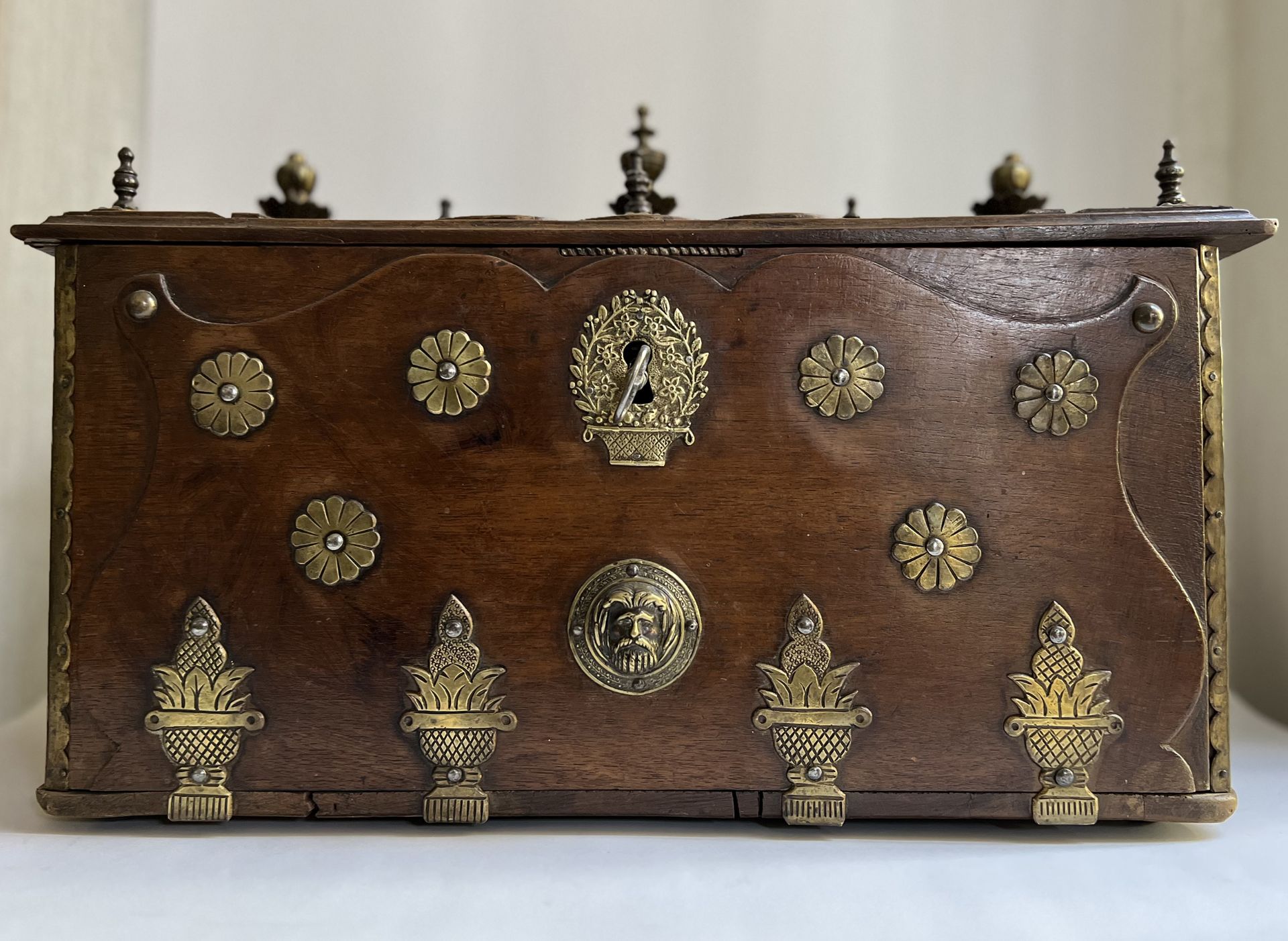 Rare Indian Colonial chest in teak and Bronze Pavilion appliqués, Gujarat, 18th century - Image 7 of 8