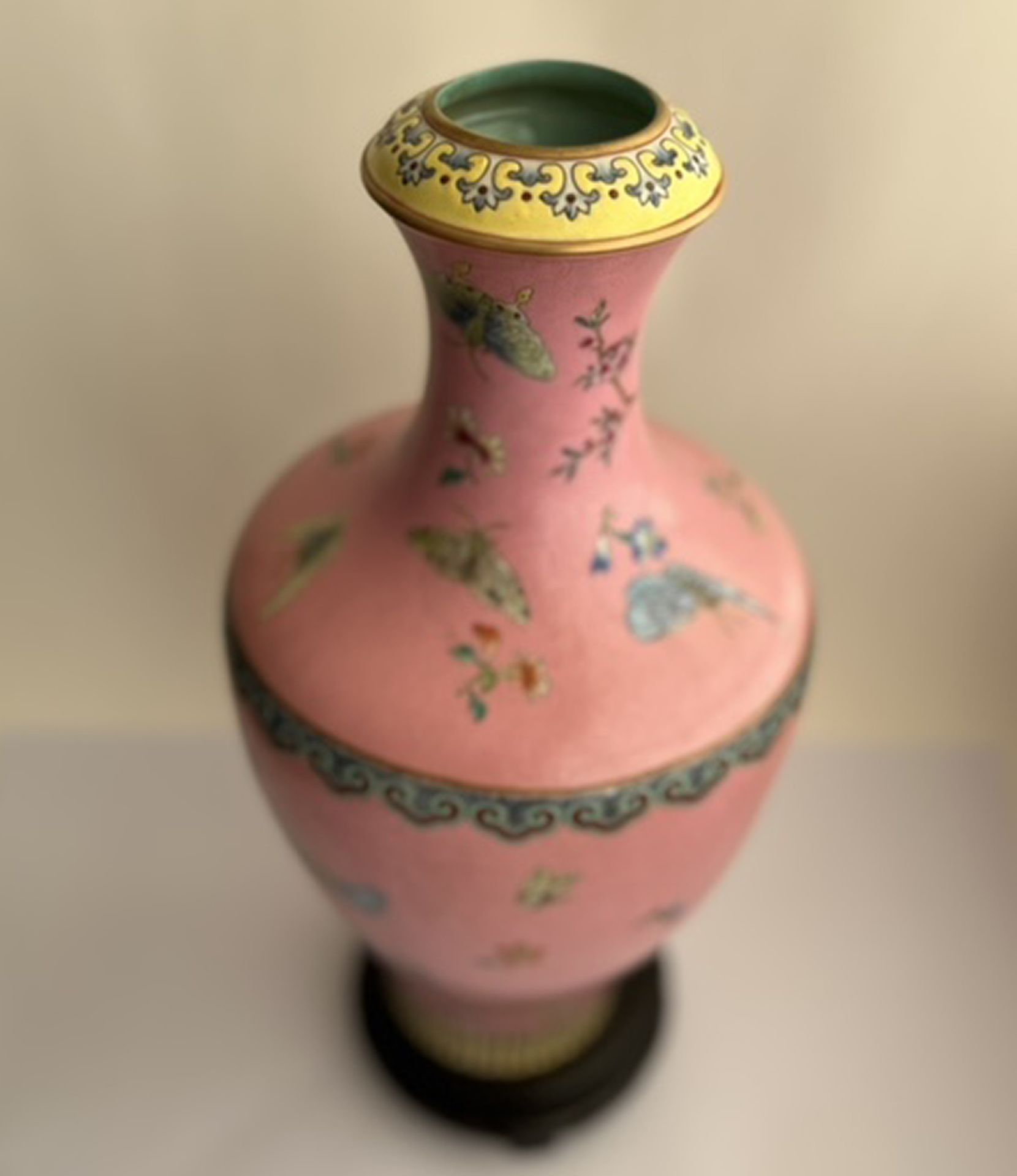 Pink enameled famille rose vase with Butterflies, 20th century Chinese school - Bild 3 aus 4