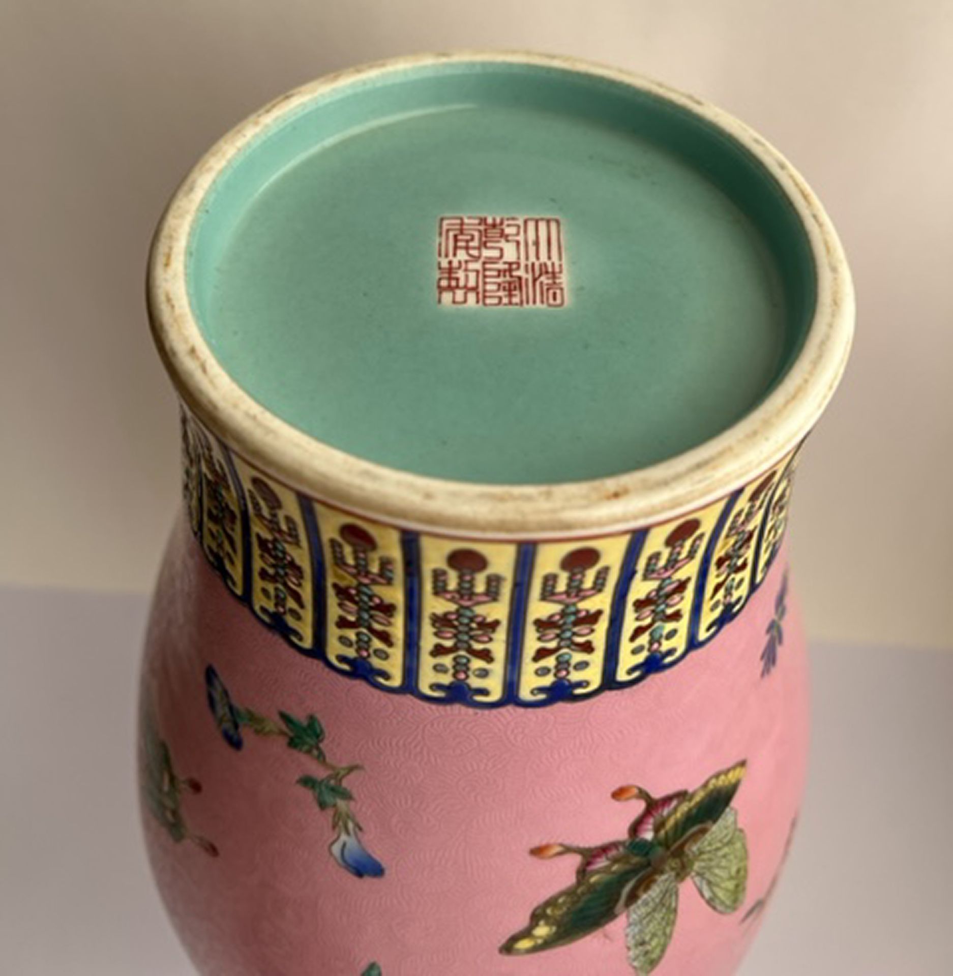 Pink enameled famille rose vase with Butterflies, 20th century Chinese school - Bild 4 aus 4