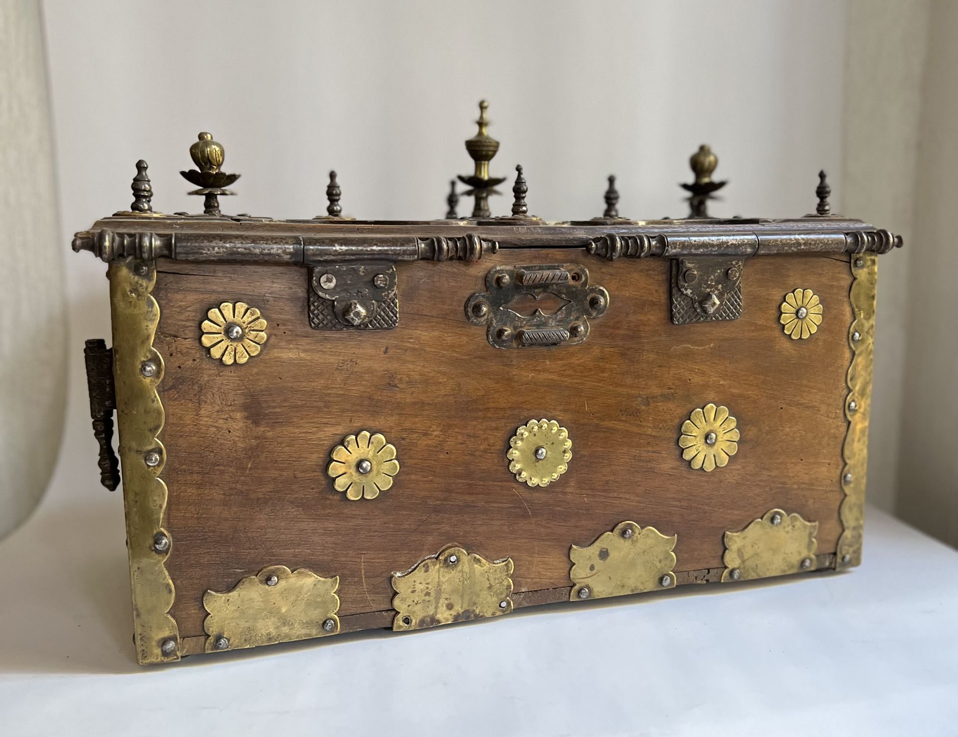 Rare Indian Colonial chest in teak and Bronze Pavilion appliqués, Gujarat, 18th century - Image 8 of 8