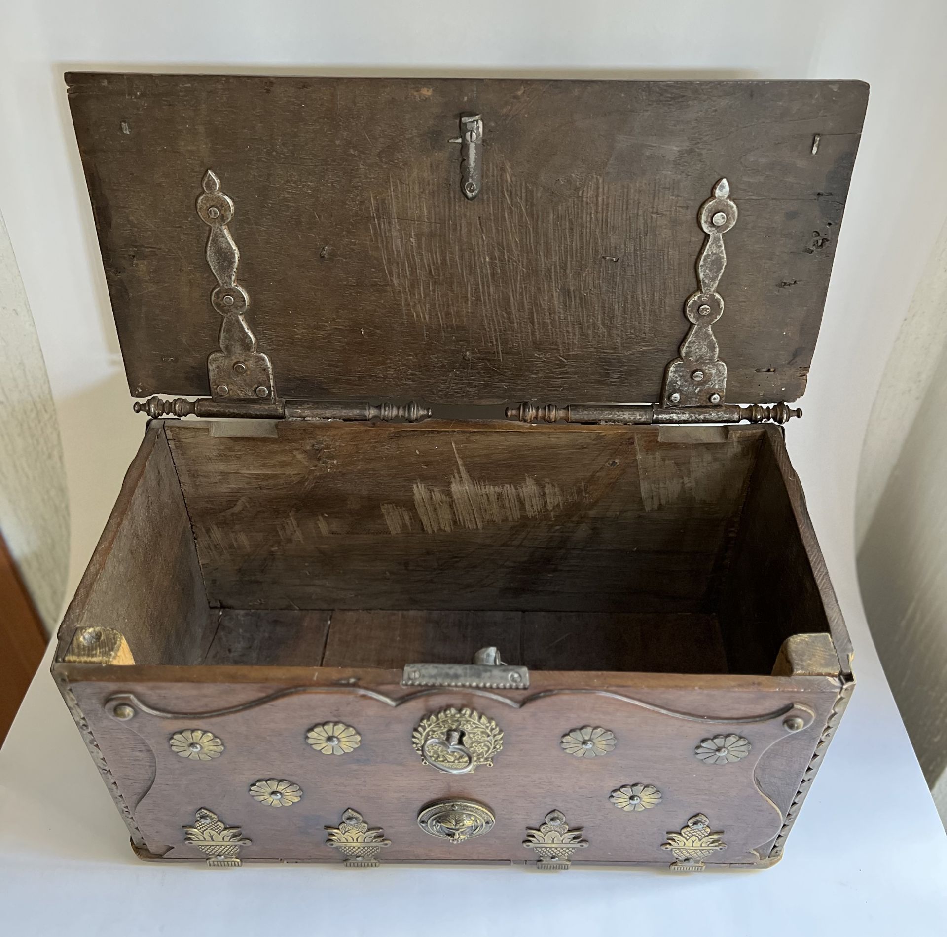 Rare Indian Colonial chest in teak and Bronze Pavilion appliqués, Gujarat, 18th century - Image 4 of 8