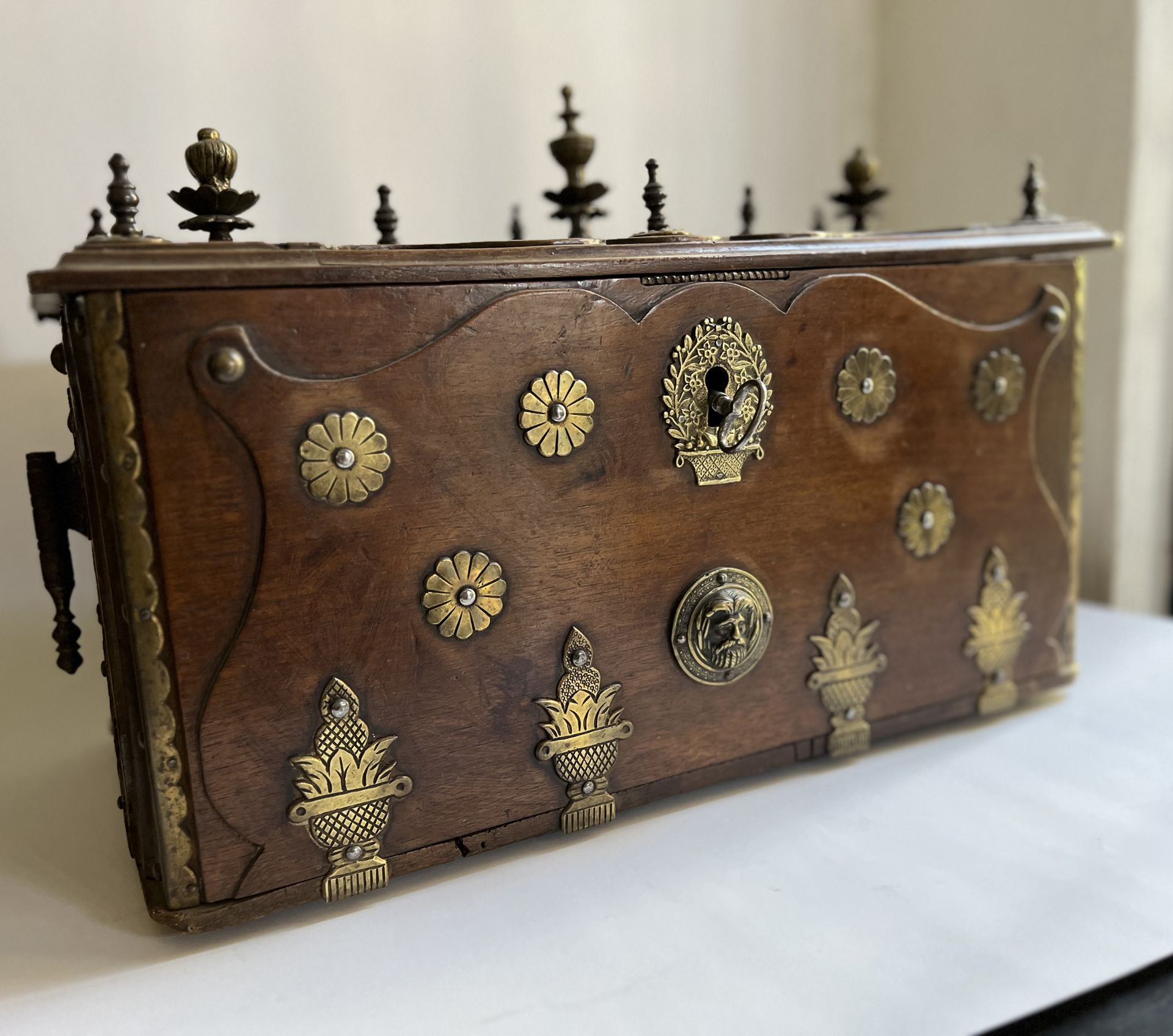 Rare Indian Colonial chest in teak and Bronze Pavilion appliqués, Gujarat, 18th century - Image 2 of 8