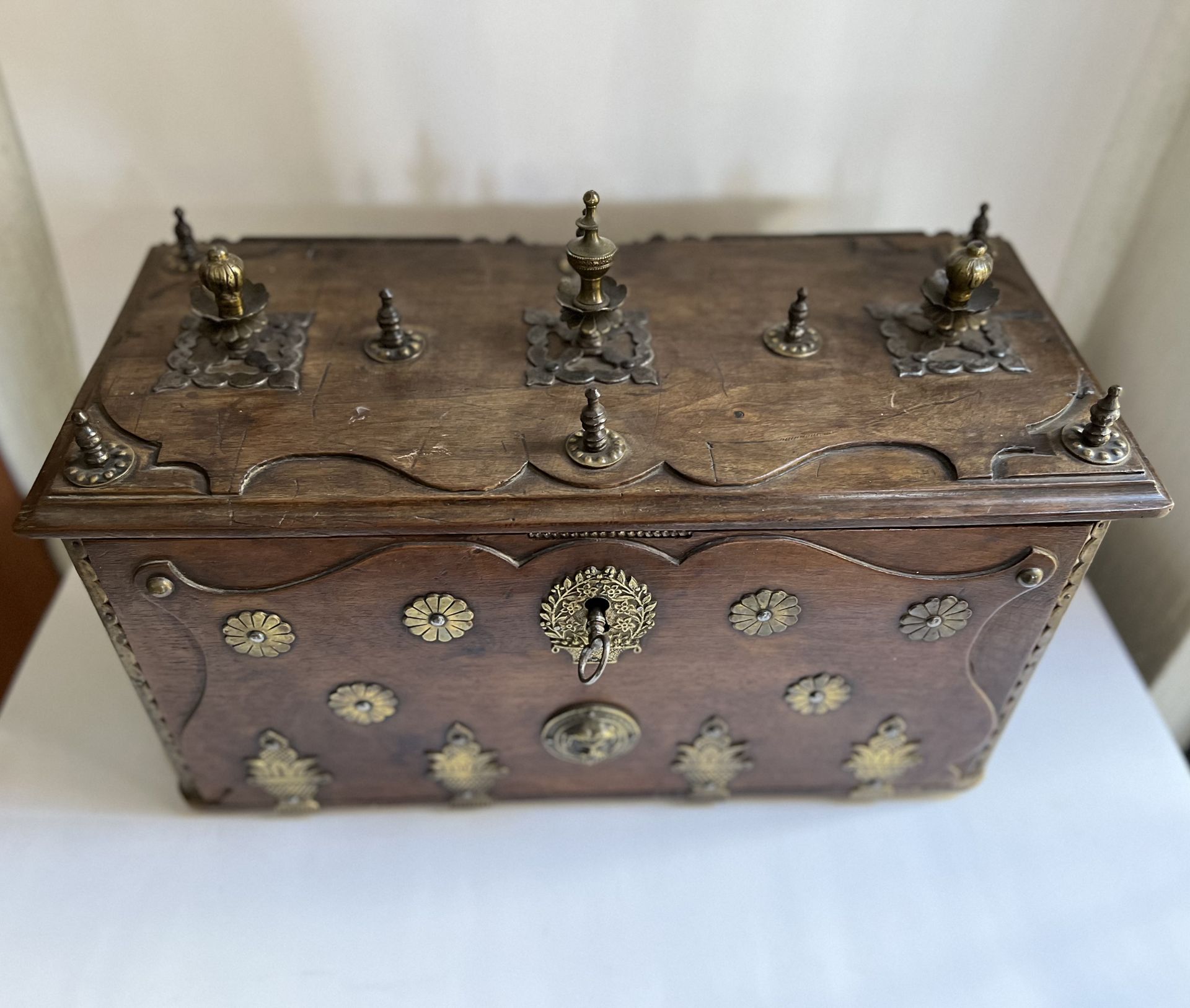 Rare Indian Colonial chest in teak and Bronze Pavilion appliqués, Gujarat, 18th century - Image 3 of 8