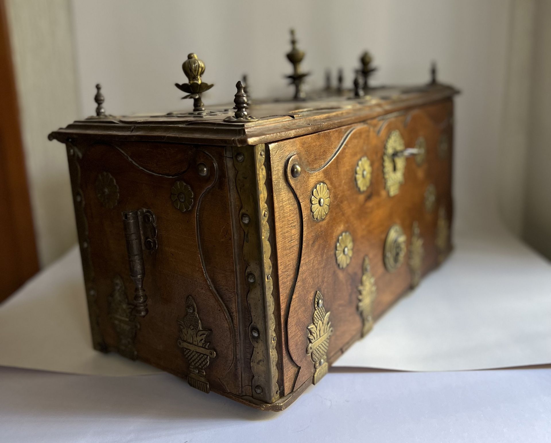 Rare Indian Colonial chest in teak and Bronze Pavilion appliqués, Gujarat, 18th century - Image 5 of 8