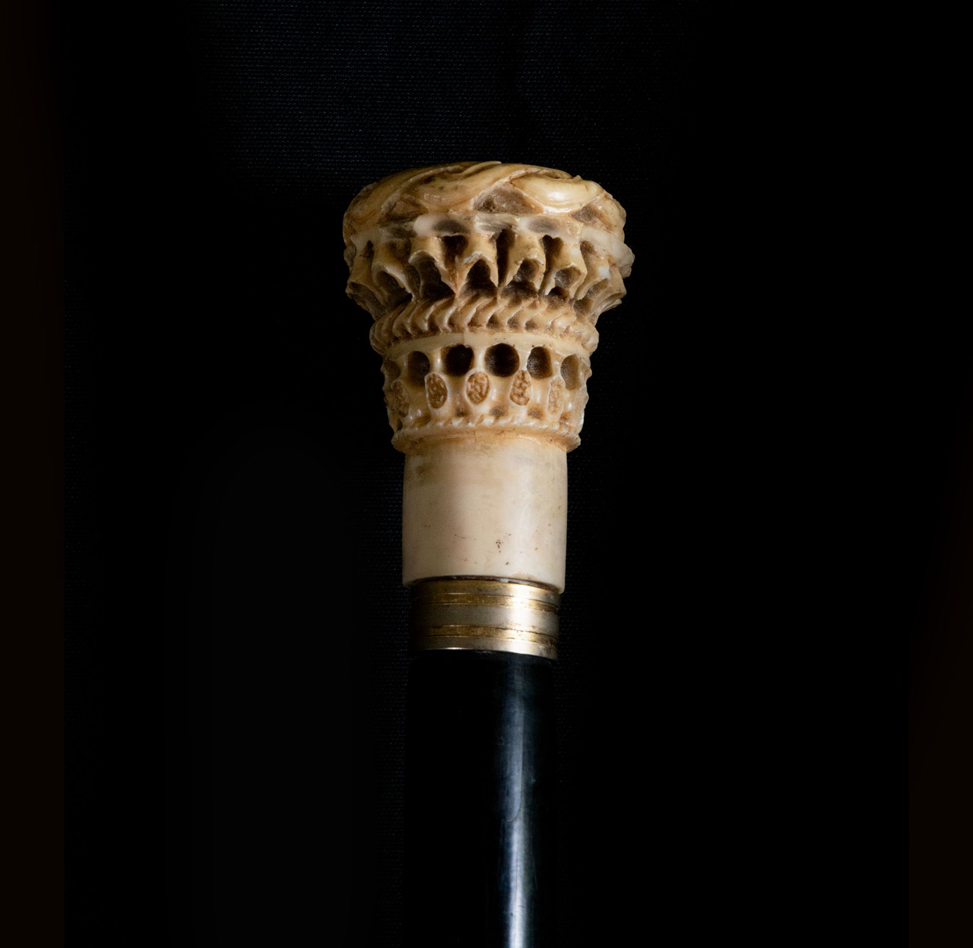 Victorian walking stick with carved horn handle representing Celtic knots, England or Scotland, 19th