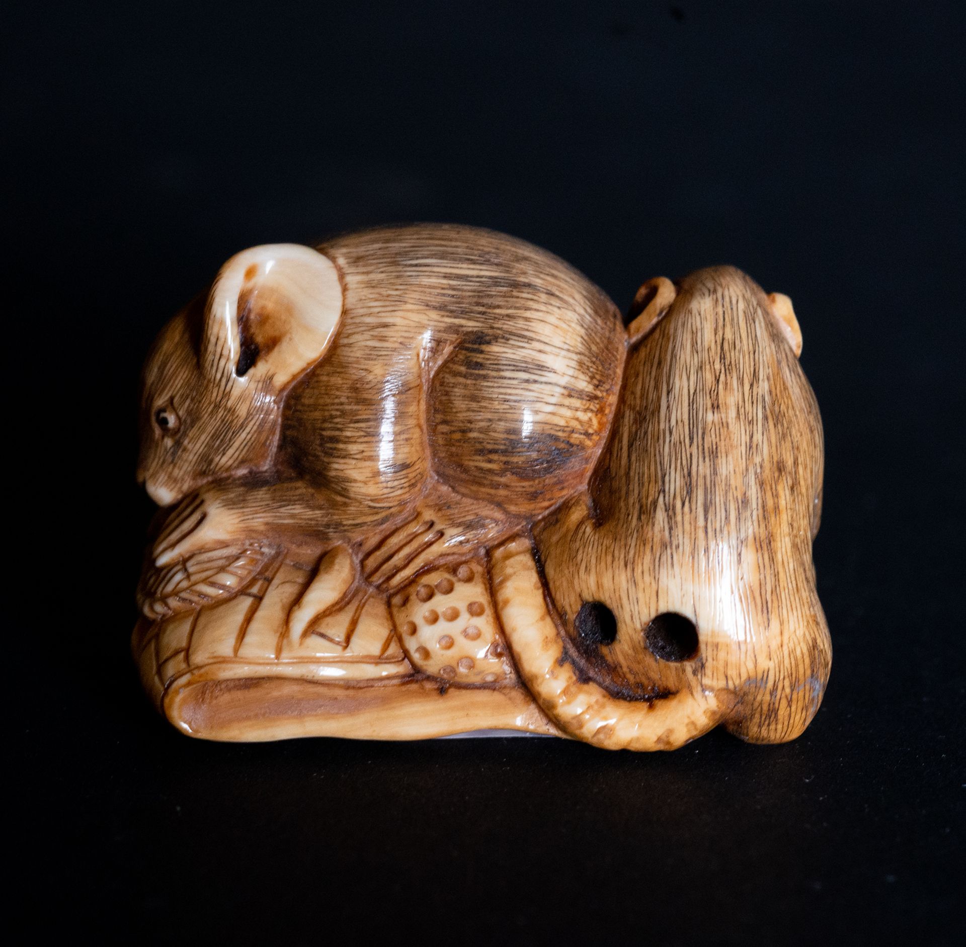 Netsuke of a pair of mice in Mammoth ivory, 20th century - Image 3 of 6
