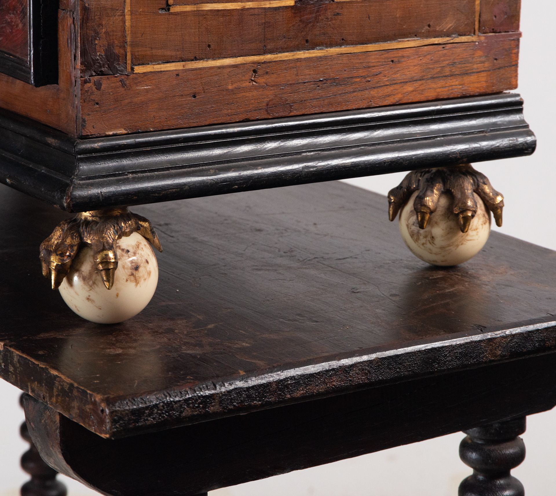 Hispano Flemish Cabinet in Tortoiseshell and bone, feet and sconces in bronze, 18th century - Image 5 of 8