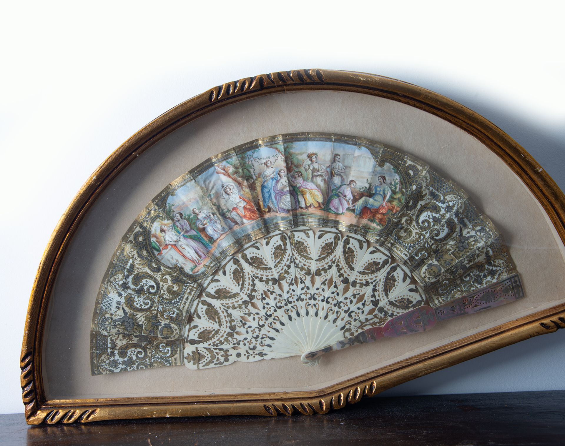 Austrian fan profusely gilded with flourishes and bathing scene painted in oil, 19th century