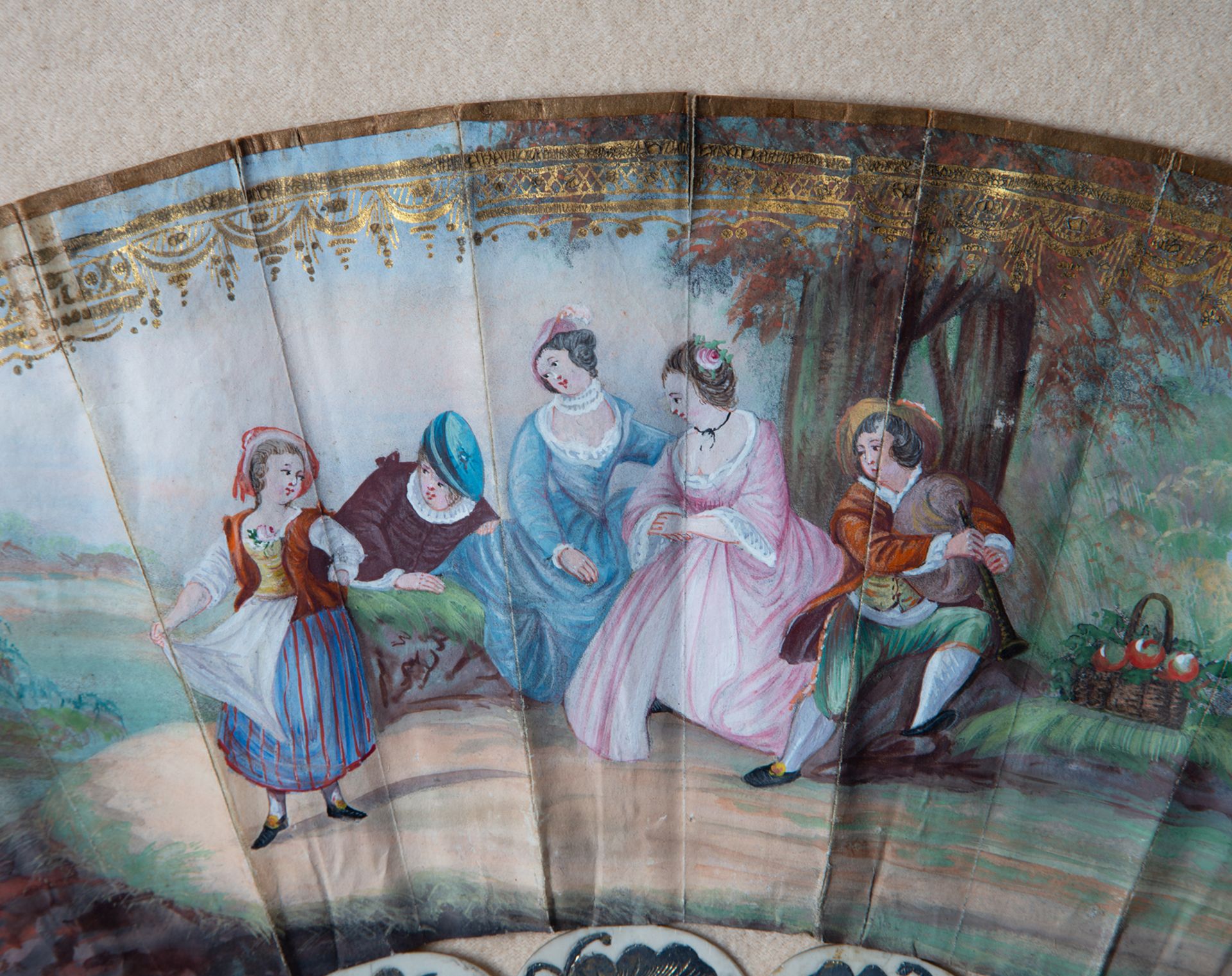 Fan with a hand-painted gallant scene, 19th century - Bild 2 aus 3