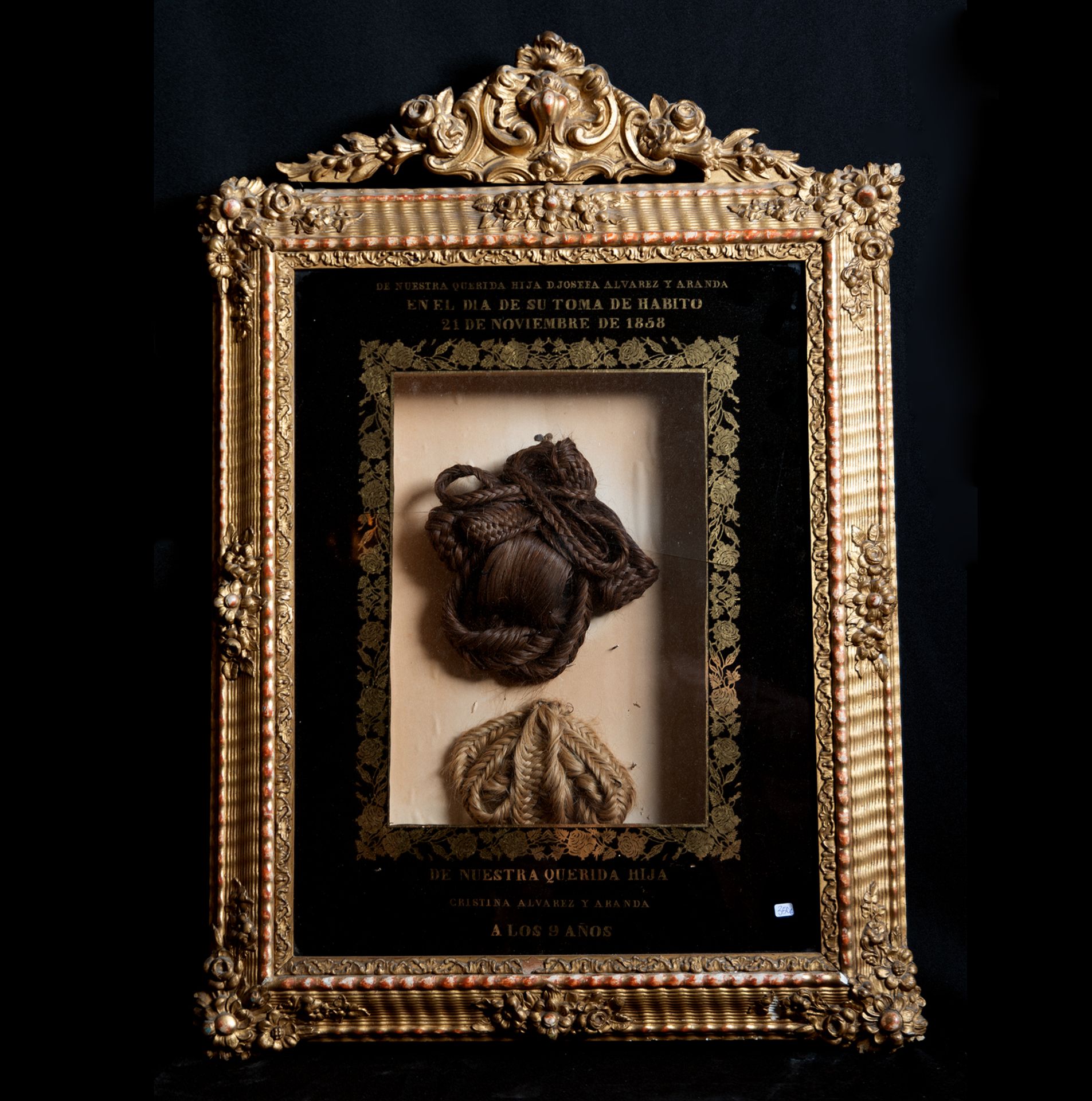 Very rare pair of girls' long natural hair in a framed glass urn, Elizabethan period, Spain, 19th ce