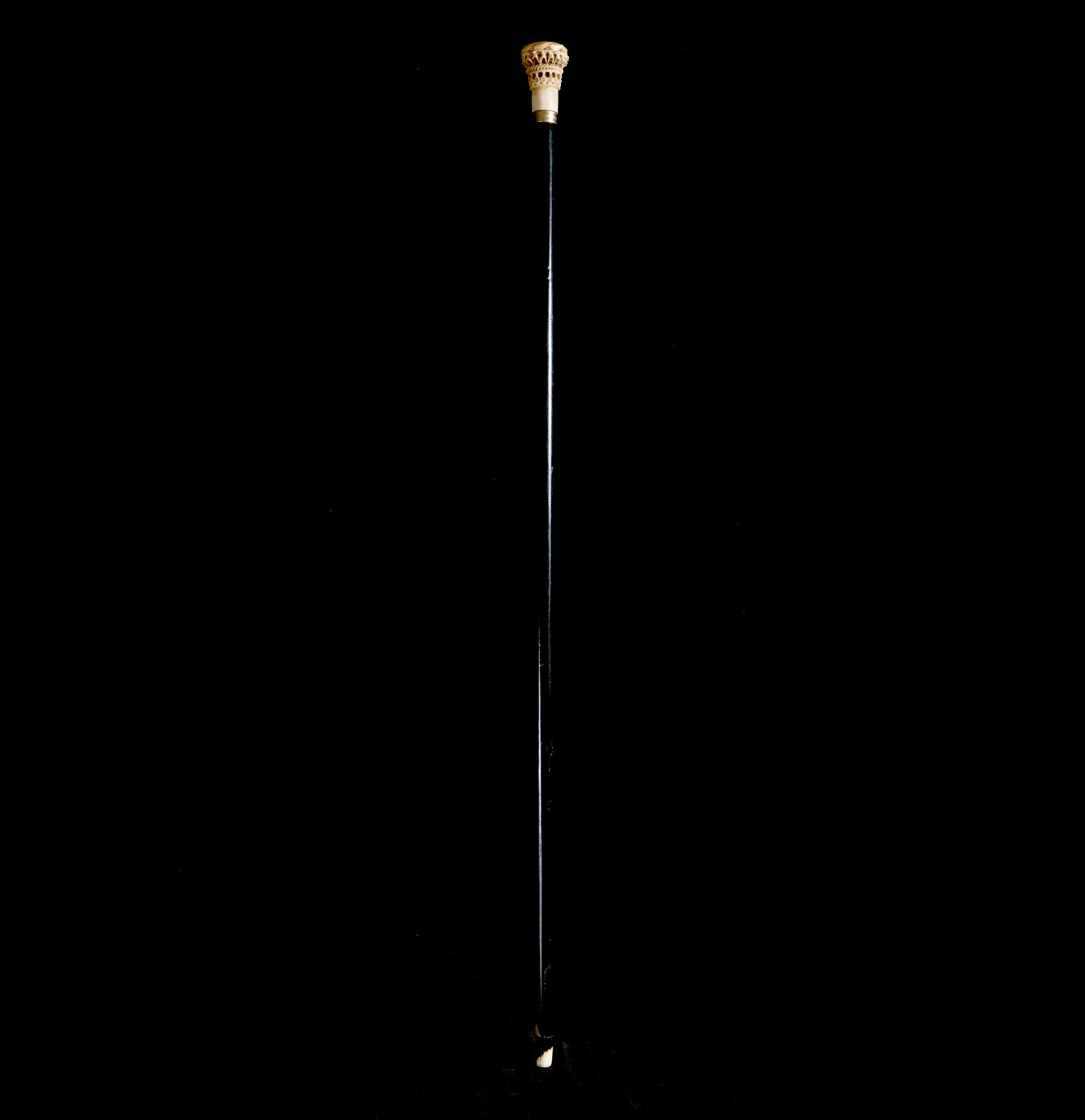 Victorian walking stick with carved horn handle representing Celtic knots, England or Scotland, 19th - Image 2 of 4