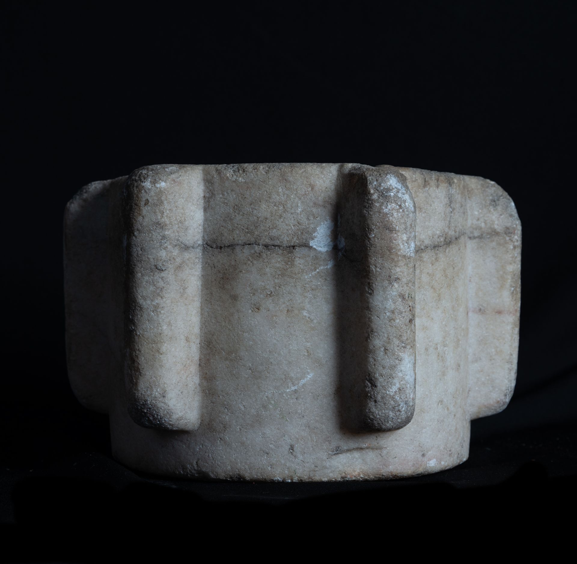 Large Gothic Mortar with ribs in white marble, XIV - XV centuries