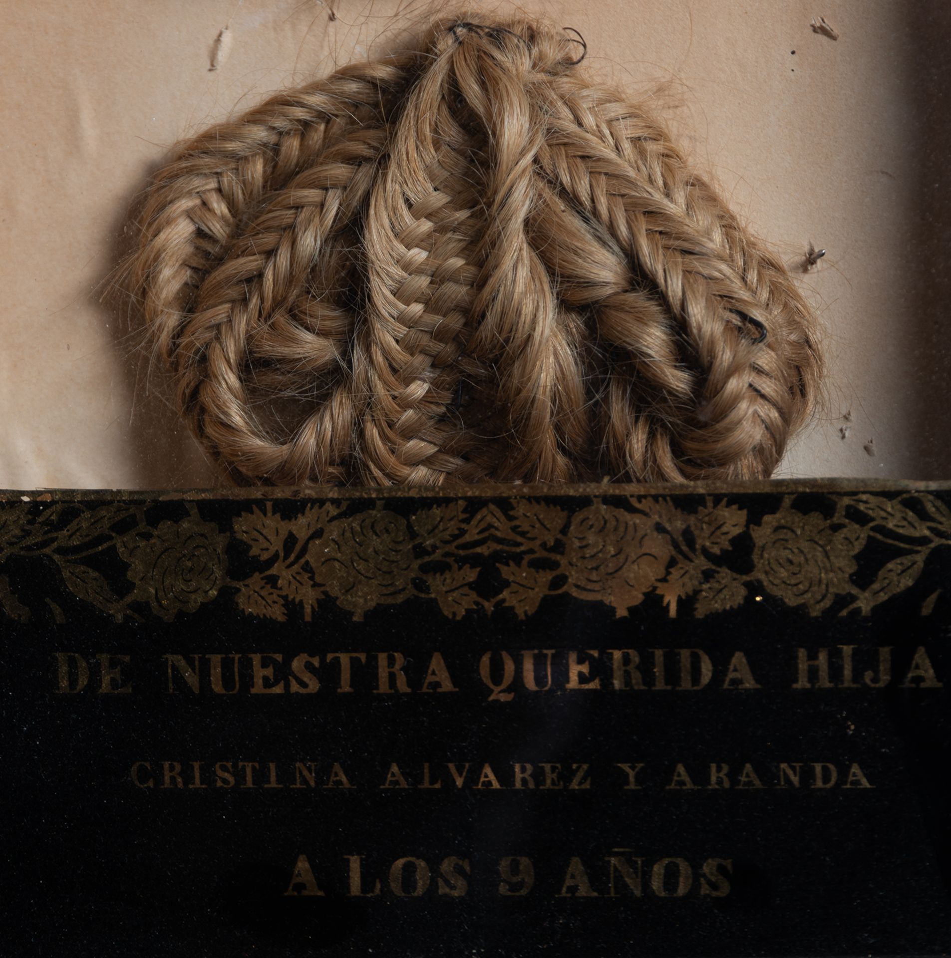 Very rare pair of girls' long natural hair in a framed glass urn, Elizabethan period, Spain, 19th ce - Bild 4 aus 4