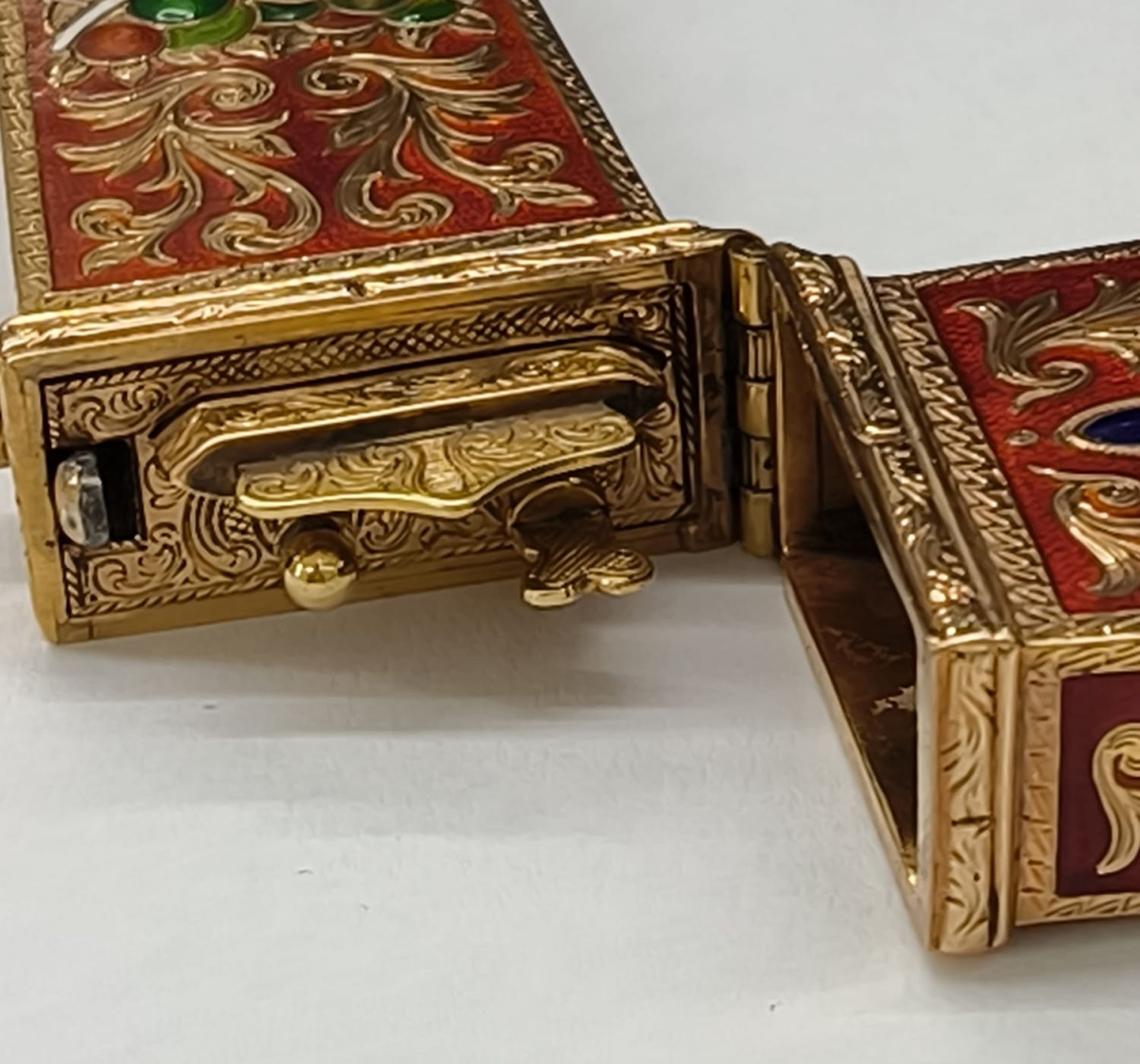 Etui in sterling gold and enamel set with rubies and old-cut diamond, Russian work from the early 20 - Bild 7 aus 8