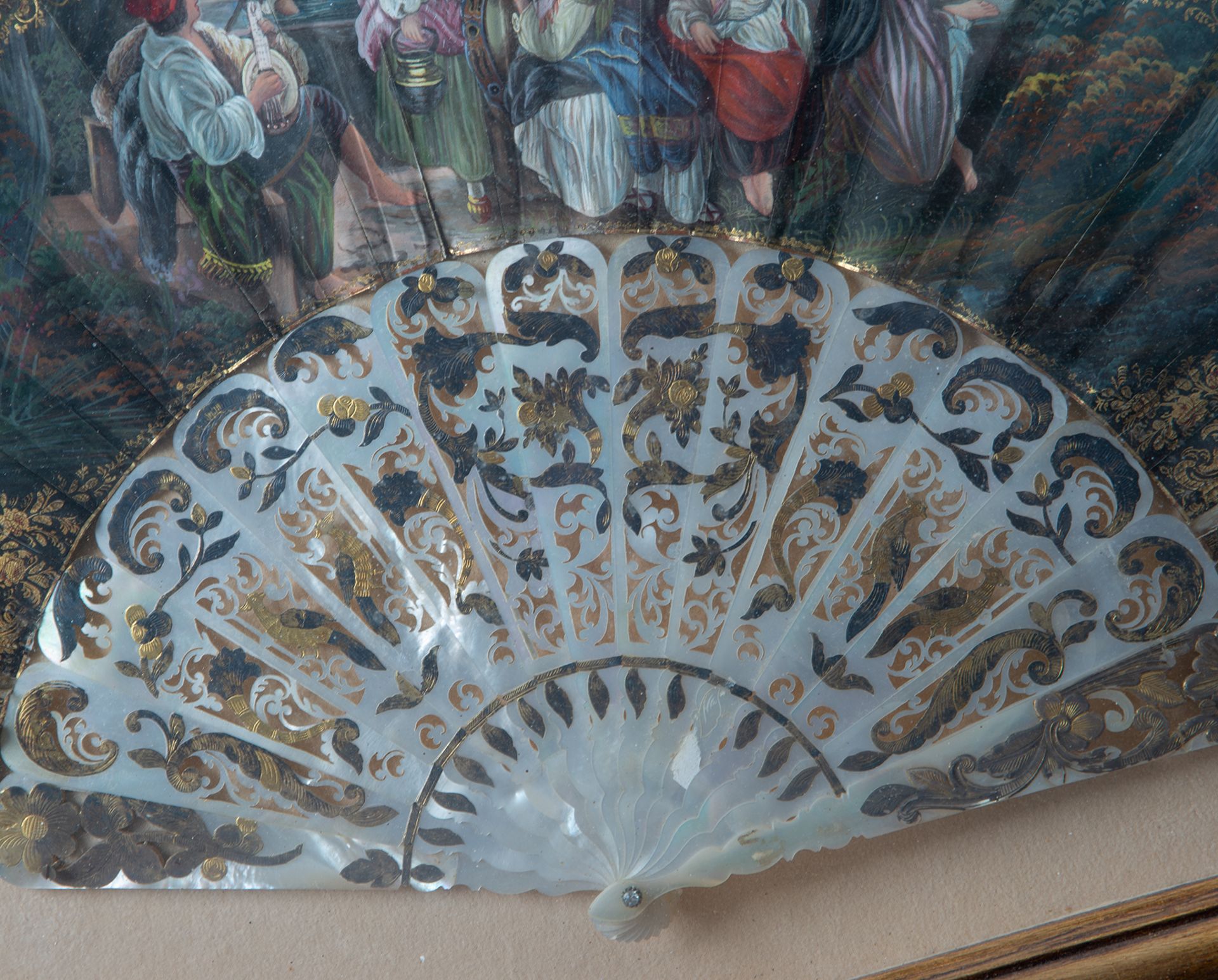 Elizabethan fan in mother-of-pearl body and gallant scene, 19th century - Image 3 of 3