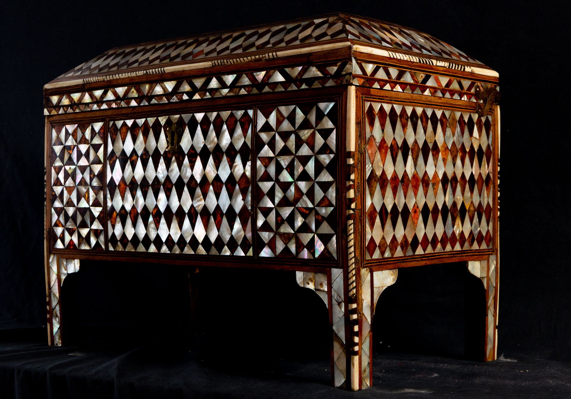 Exceptional Large 18th century Ottoman Chest in mother-of-pearl and tortoiseshell geometric inlay, 1 - Image 2 of 3