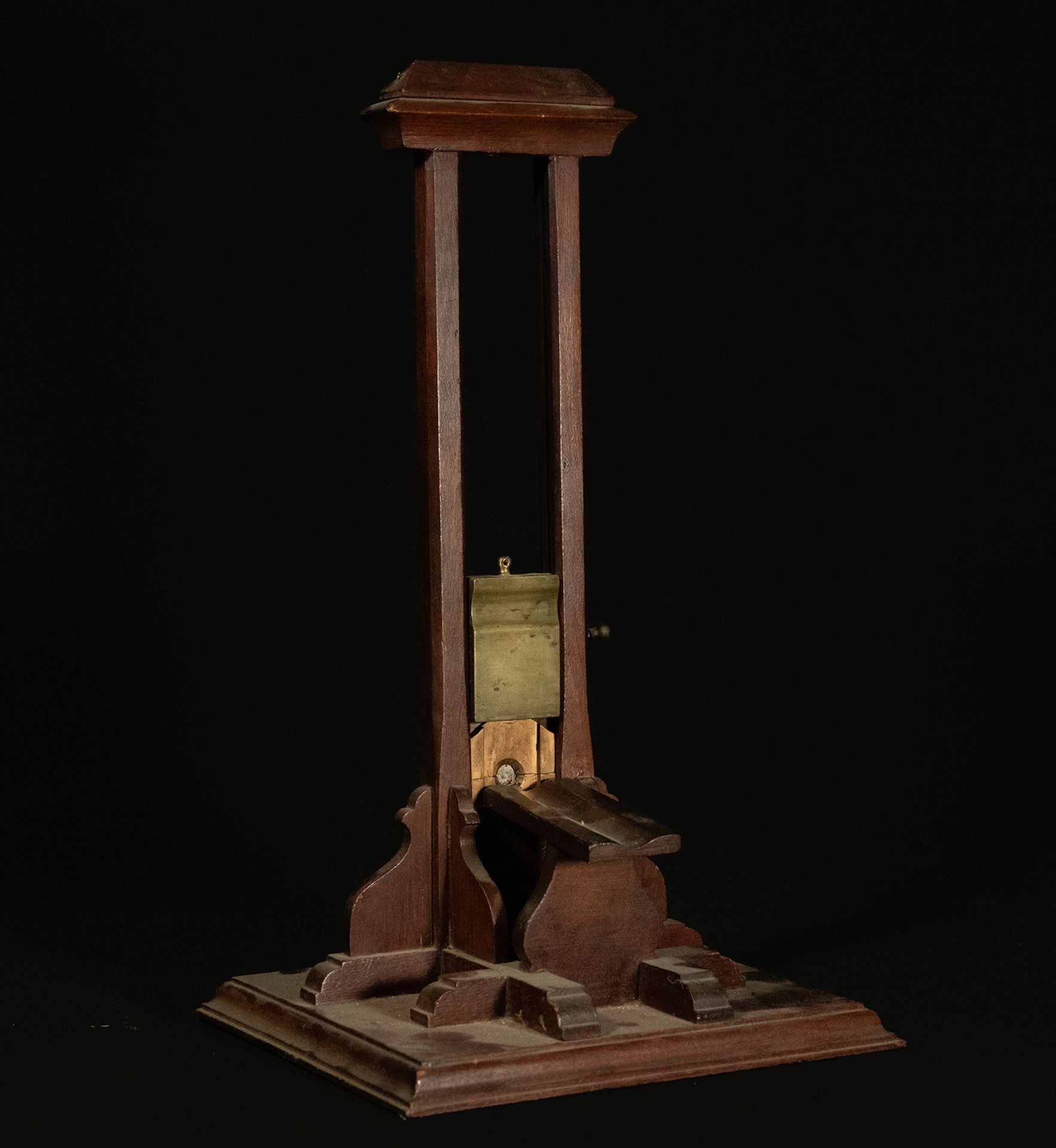 Scale Guillotine in Mahogany wood with blade from the 40s