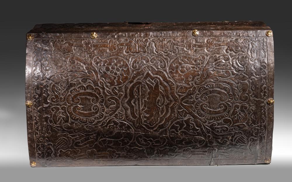 Colonial chest in embossed leather, Peruvian Viceregal work of the 17th century - Image 3 of 9