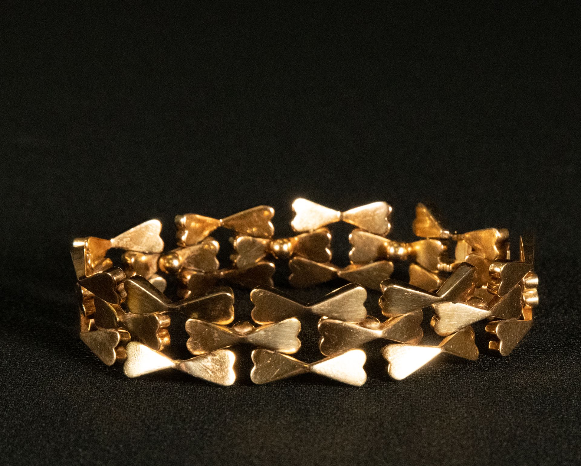 Heart-shaped art deco bracelet, 1940s, 18-carat gold