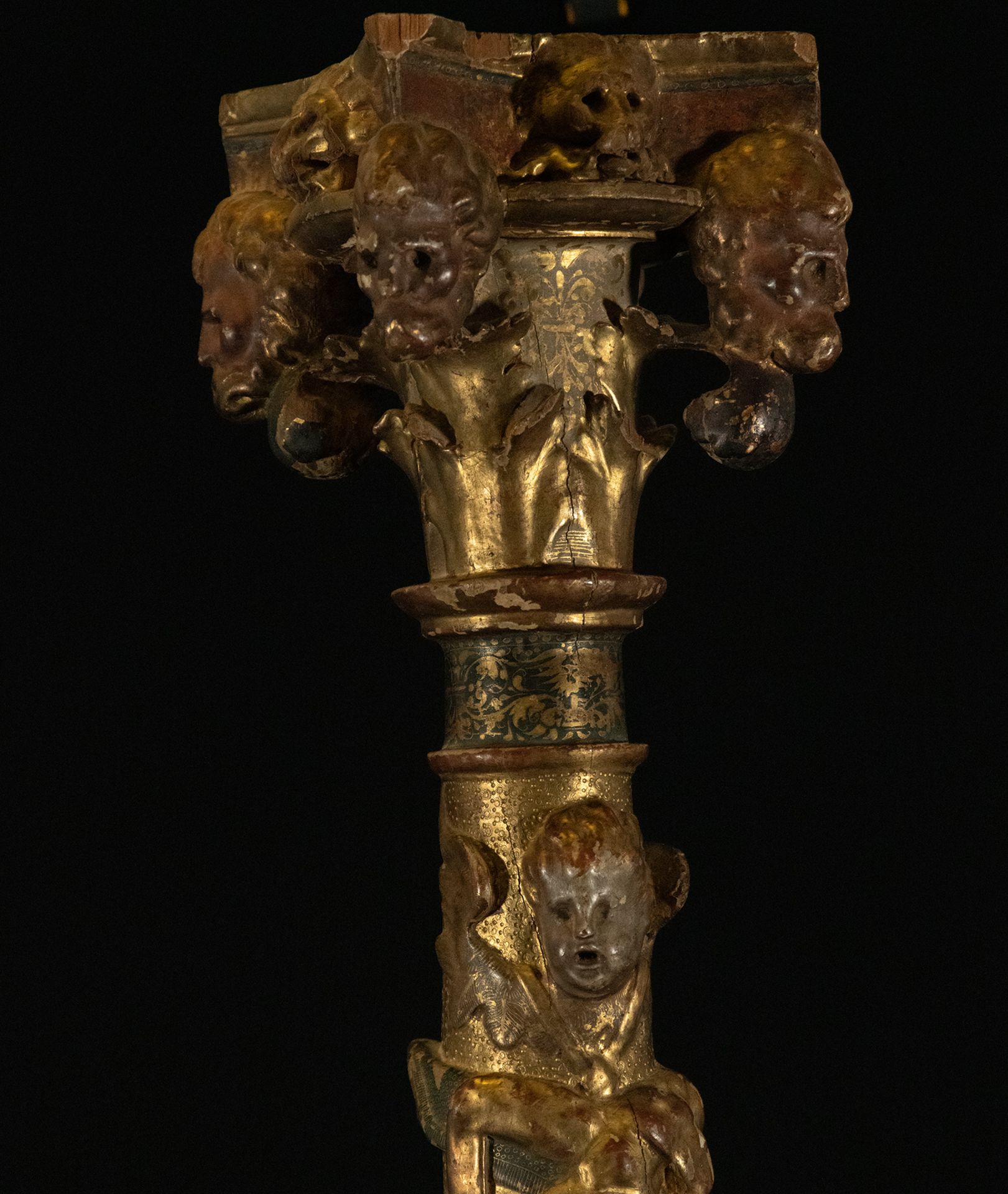 Pair of important Plateresque columns in carved and gilded wood, circle or workshop by Alonso Berrug - Image 6 of 9