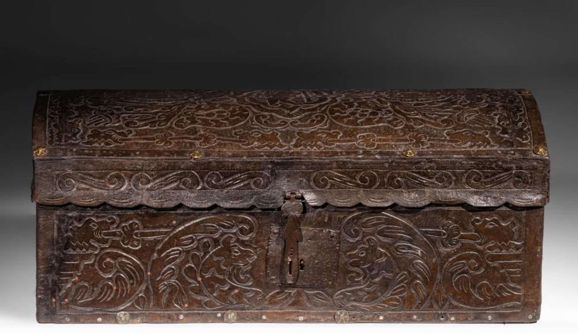Colonial chest in embossed leather, Peruvian Viceregal work of the 17th century - Image 4 of 9