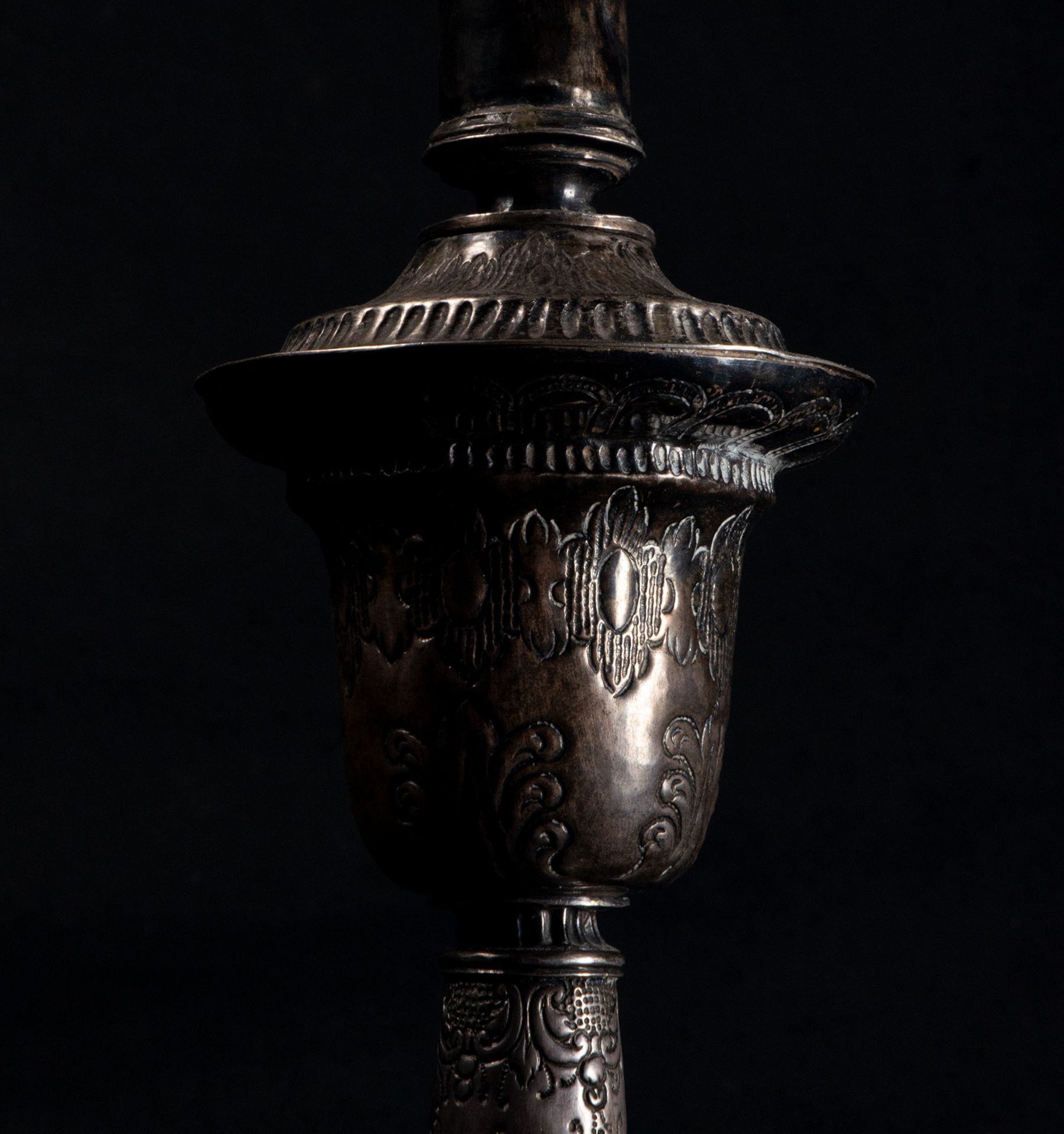 Pair of embossed silver candelabra, colonial Viceregal work from the late 17th century - early 18th  - Bild 6 aus 7