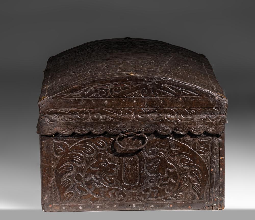 Colonial chest in embossed leather, Peruvian Viceregal work of the 17th century - Image 7 of 9