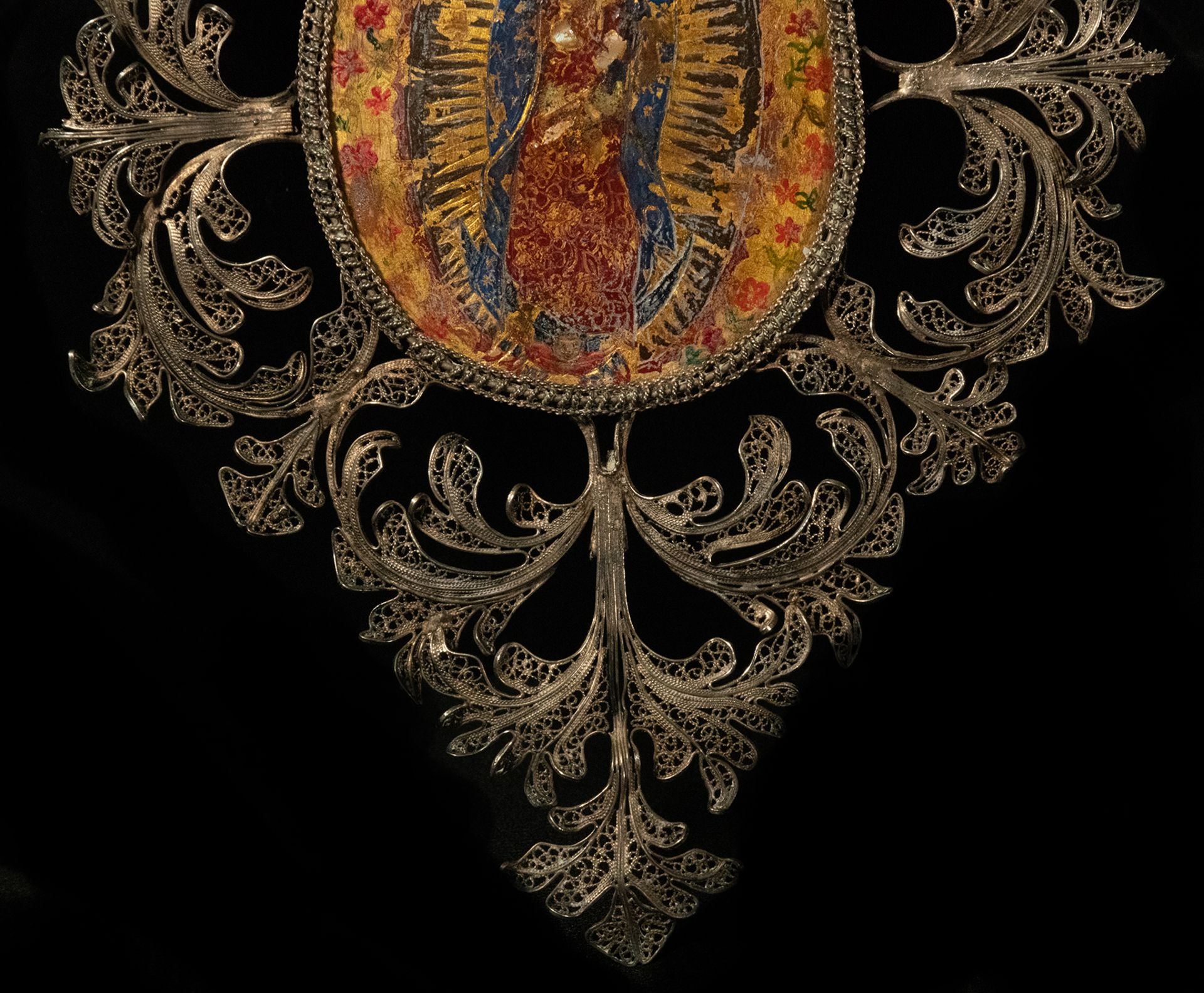 Virgin of Guadalupe in oval on board with mother-of-pearl inlays, new Spanish colonial 18th century - Bild 4 aus 5