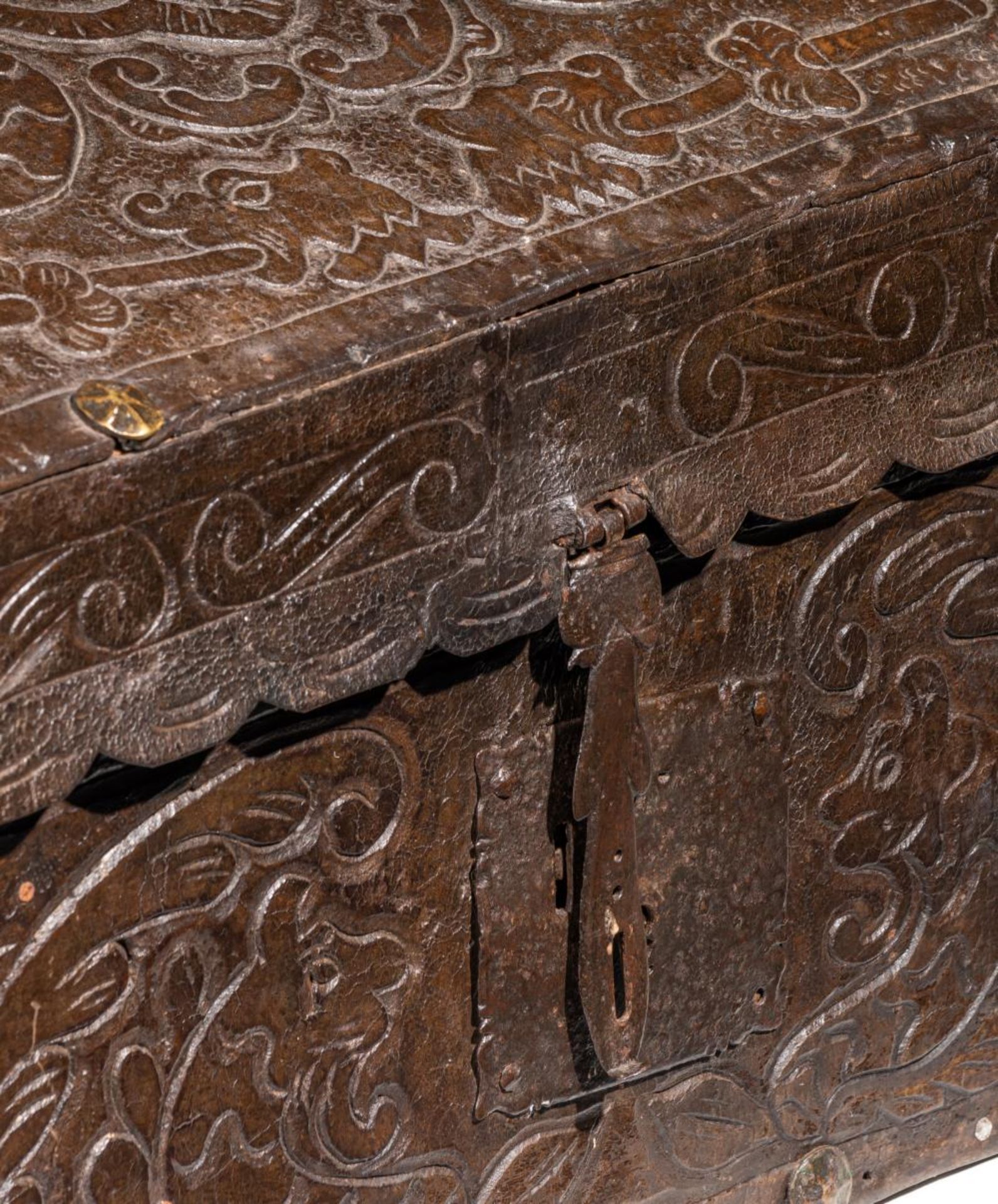 Colonial chest in embossed leather, Peruvian Viceregal work of the 17th century - Image 8 of 9