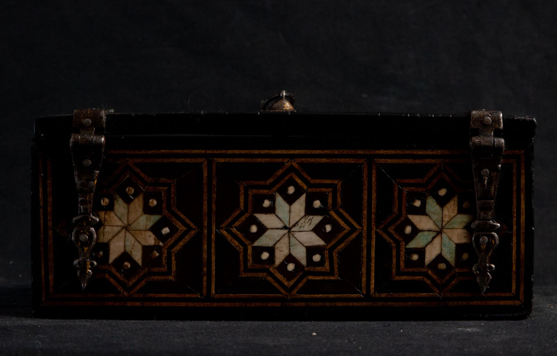 Box following the Nazarís models in concentric marquetry of tinted bone and ebony, work from Granada - Image 5 of 5