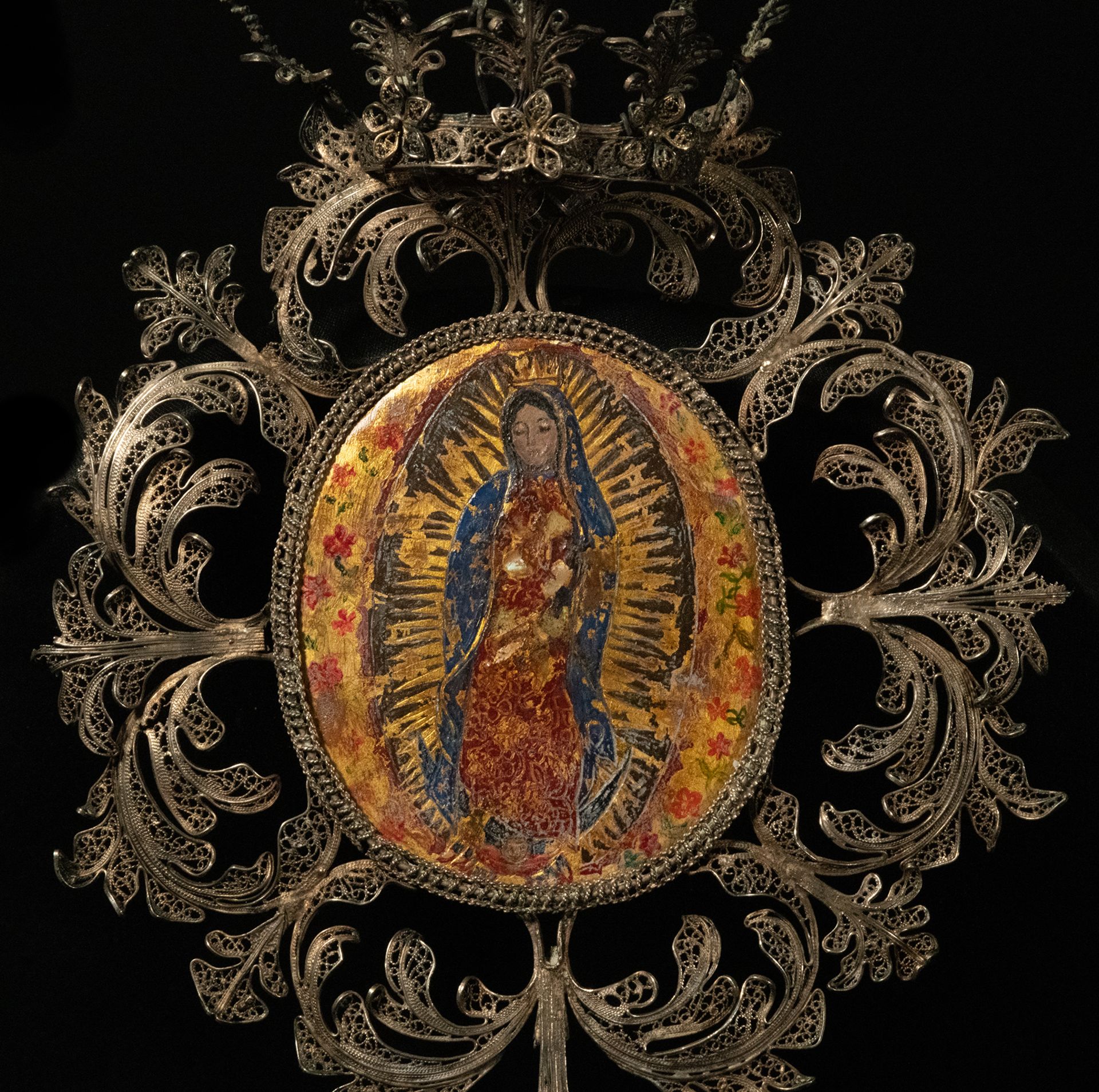 Virgin of Guadalupe in oval on board with mother-of-pearl inlays, new Spanish colonial 18th century - Bild 2 aus 5
