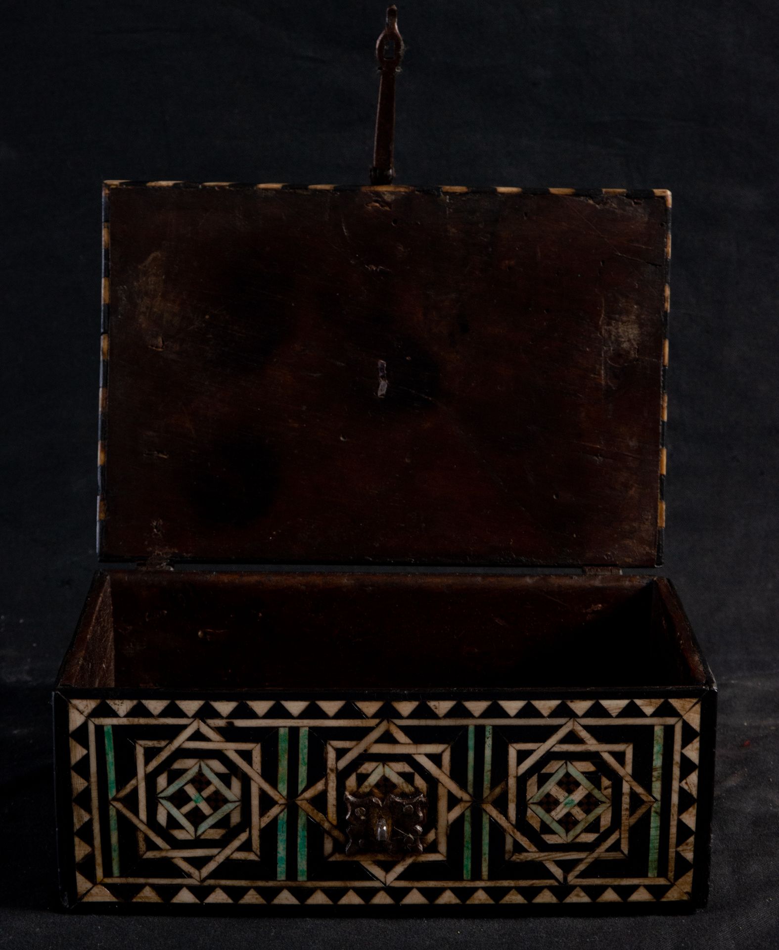 Box following the Nazarís models in concentric marquetry of tinted bone and ebony, work from Granada - Image 2 of 5