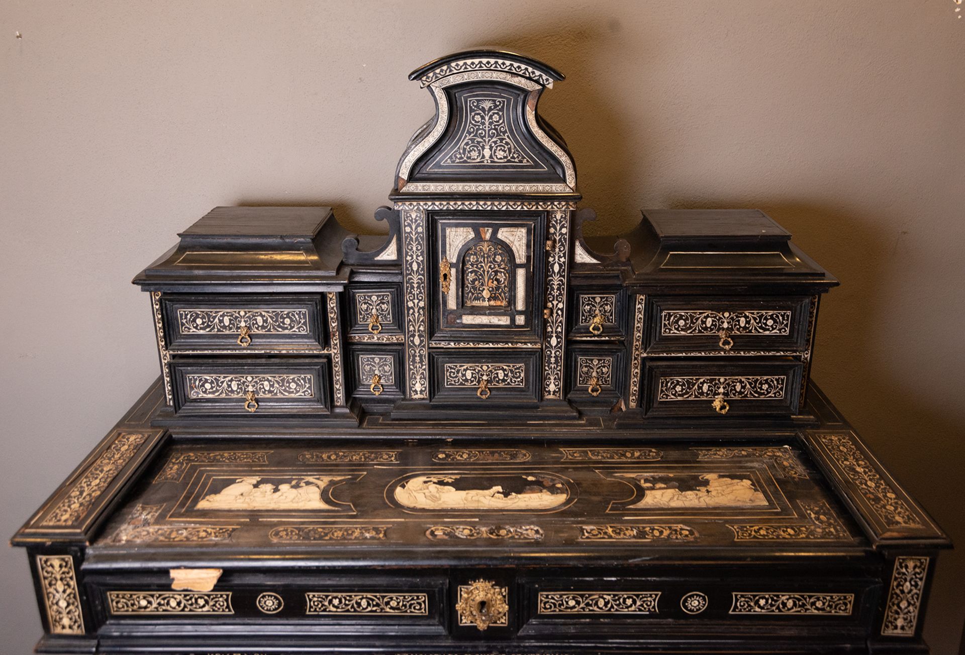 Exquisite Florentine Desk in ebony and bone inlay, signed Joseph Bertin(?)/Negt. de furniture ébene, - Image 3 of 9