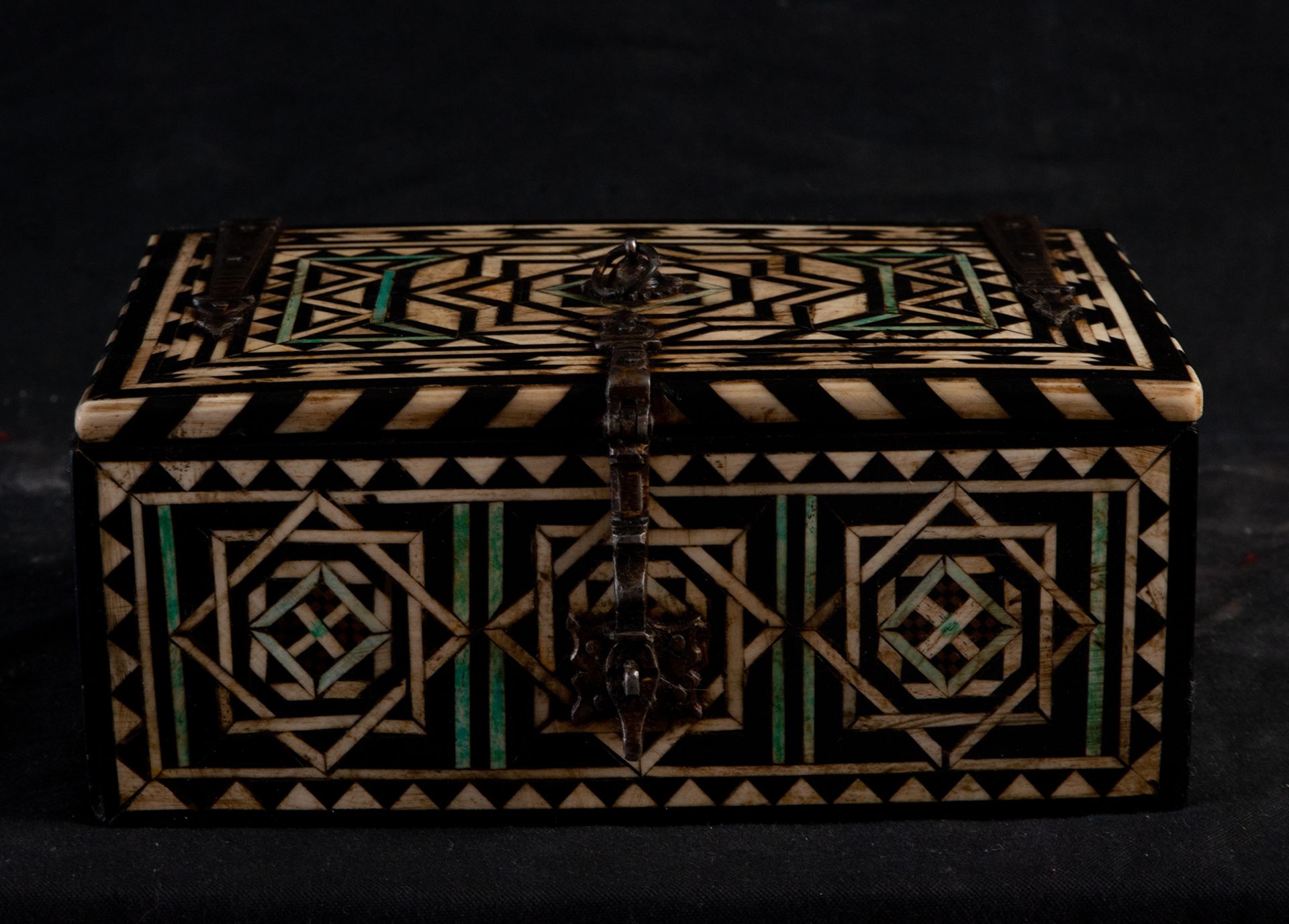 Box following the Nazarís models in concentric marquetry of tinted bone and ebony, work from Granada