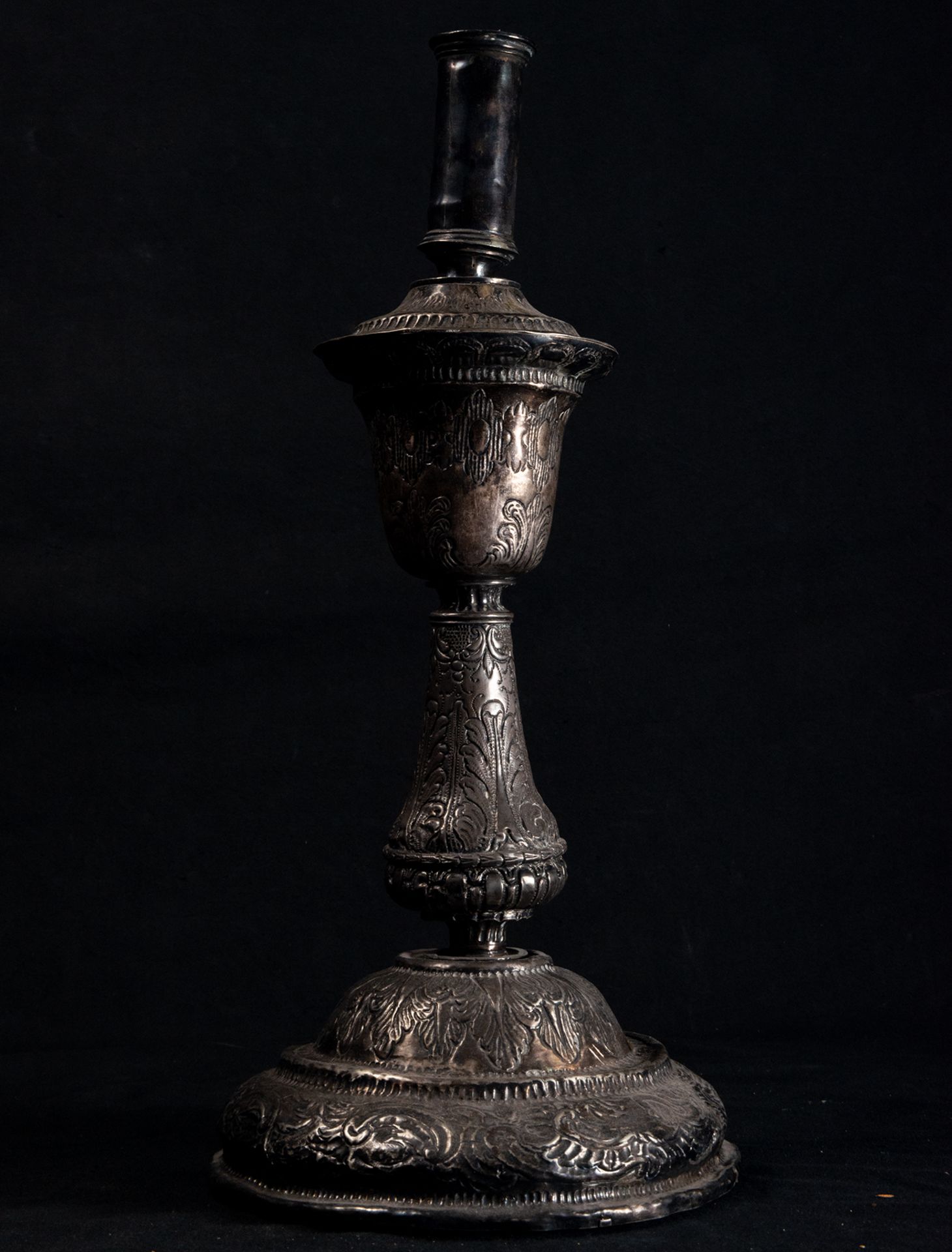 Pair of embossed silver candelabra, colonial Viceregal work from the late 17th century - early 18th  - Bild 2 aus 7