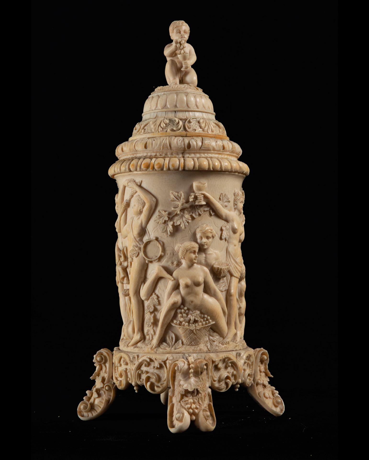 Important Tankard in German ivory depicting Bacchic scene from the 19th century, CITES attached