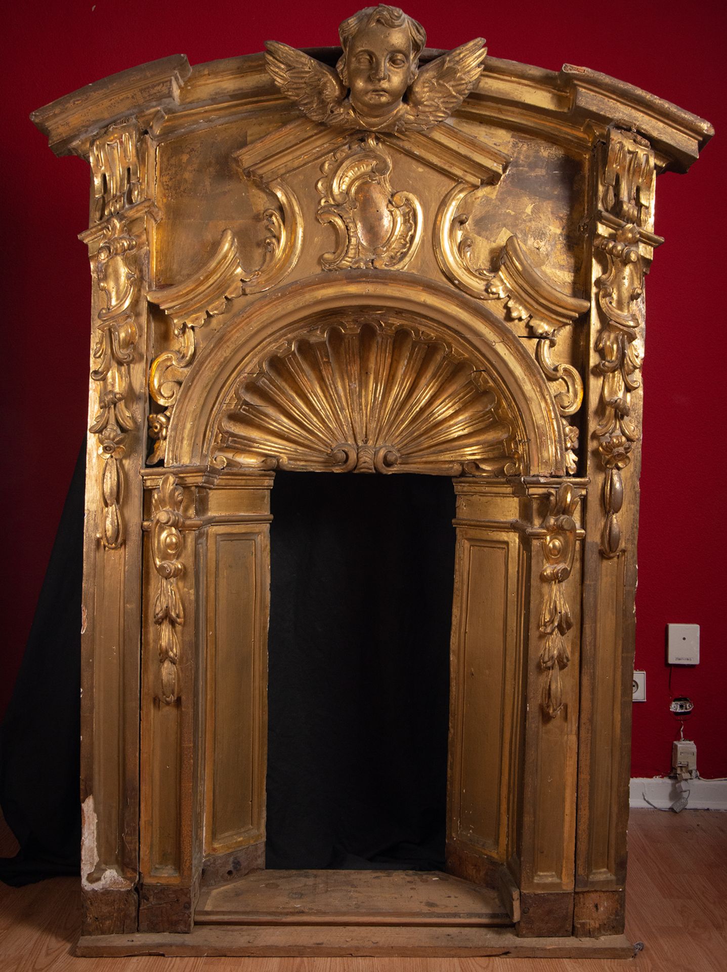 Baroque niche in gilded wood, 17th century