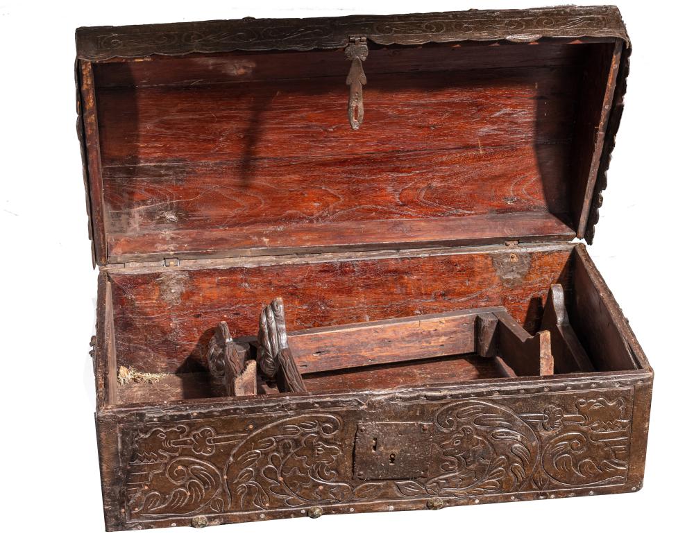 Colonial chest in embossed leather, Peruvian Viceregal work of the 17th century - Image 5 of 9