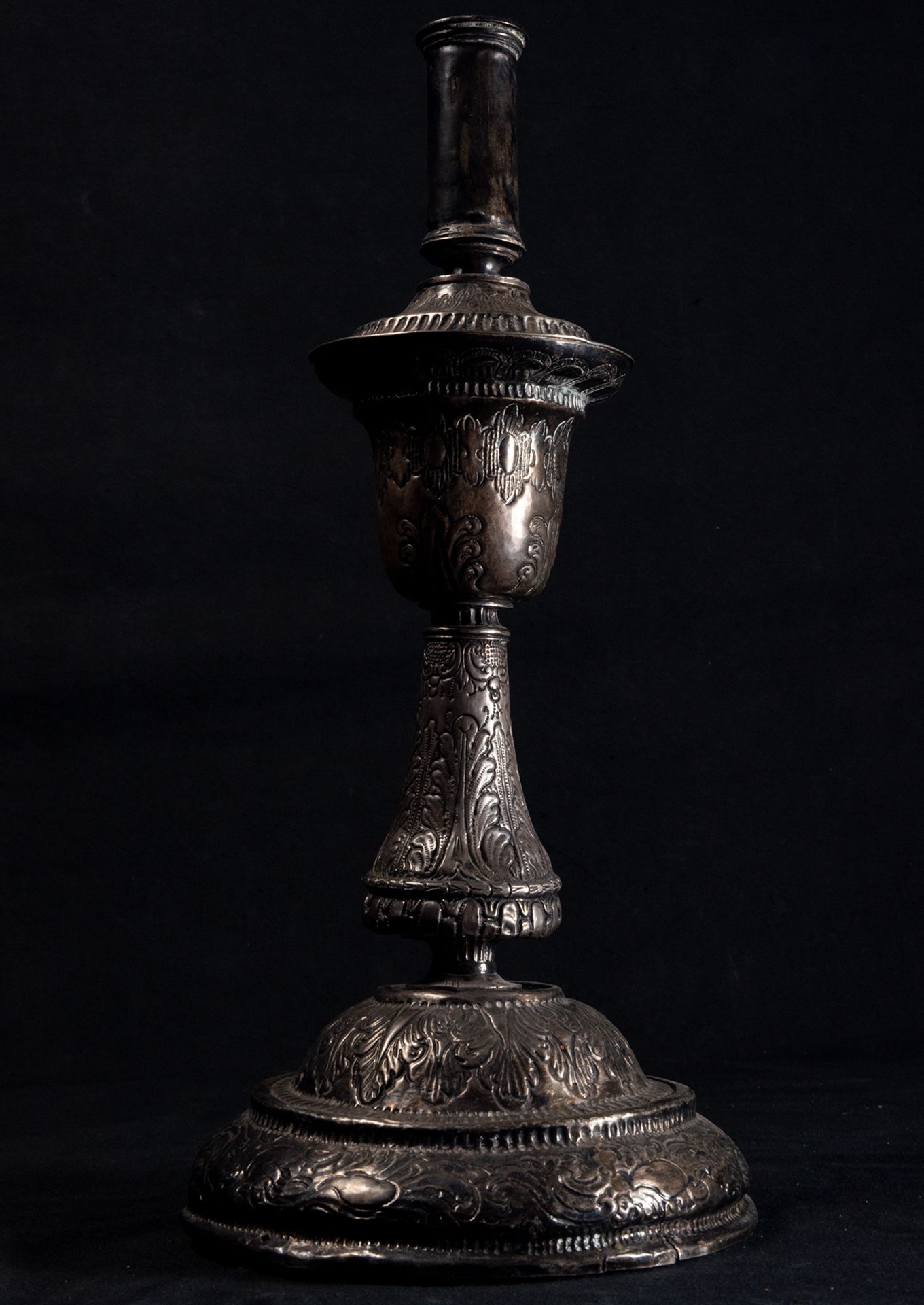 Pair of embossed silver candelabra, colonial Viceregal work from the late 17th century - early 18th  - Bild 5 aus 7