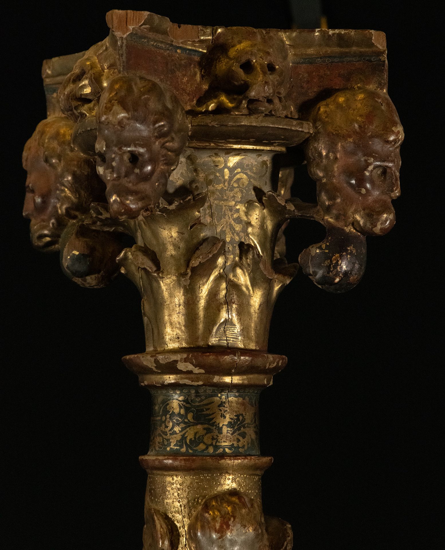 Pair of important Plateresque columns in carved and gilded wood, circle or workshop by Alonso Berrug - Image 7 of 9