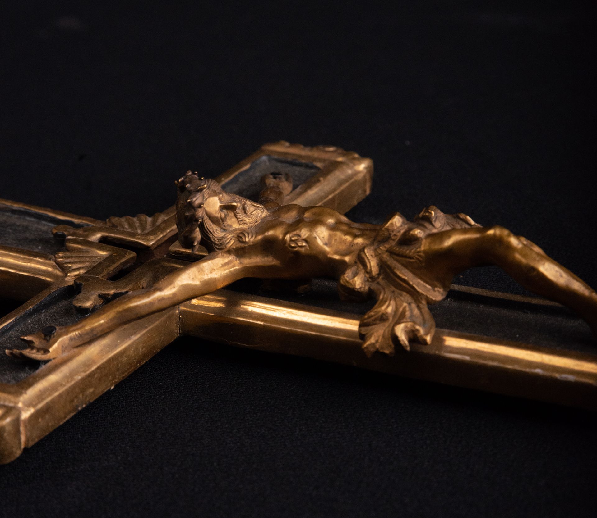 Christ in gilt bronze from the 17th century with a cross in gilded and ebonized wood from the same p - Image 3 of 3