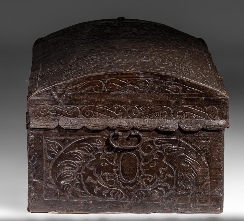 Colonial chest in embossed leather, Peruvian Viceregal work of the 17th century - Image 2 of 9