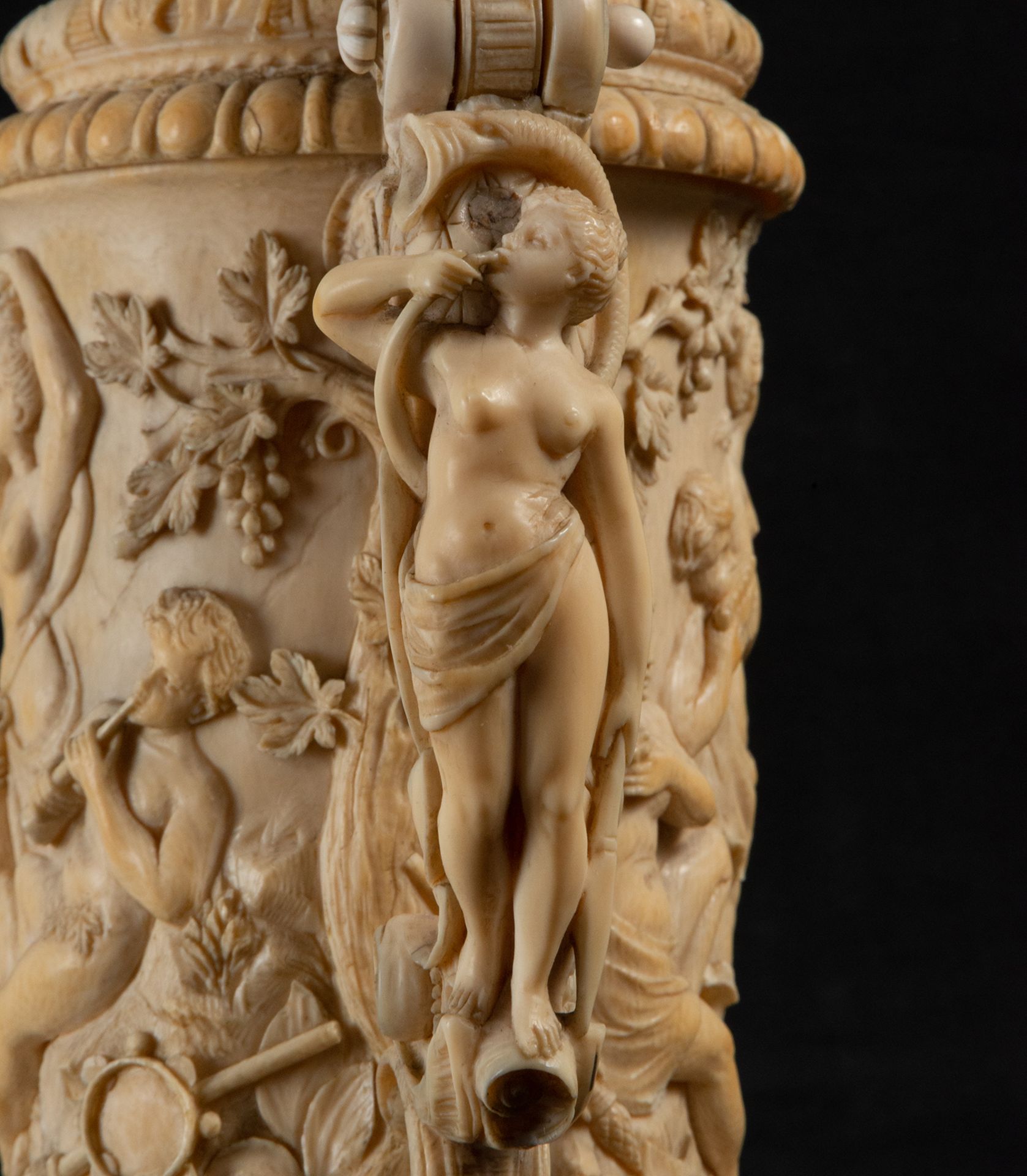 Important Tankard in German ivory depicting Bacchic scene from the 19th century, CITES attached - Image 5 of 5