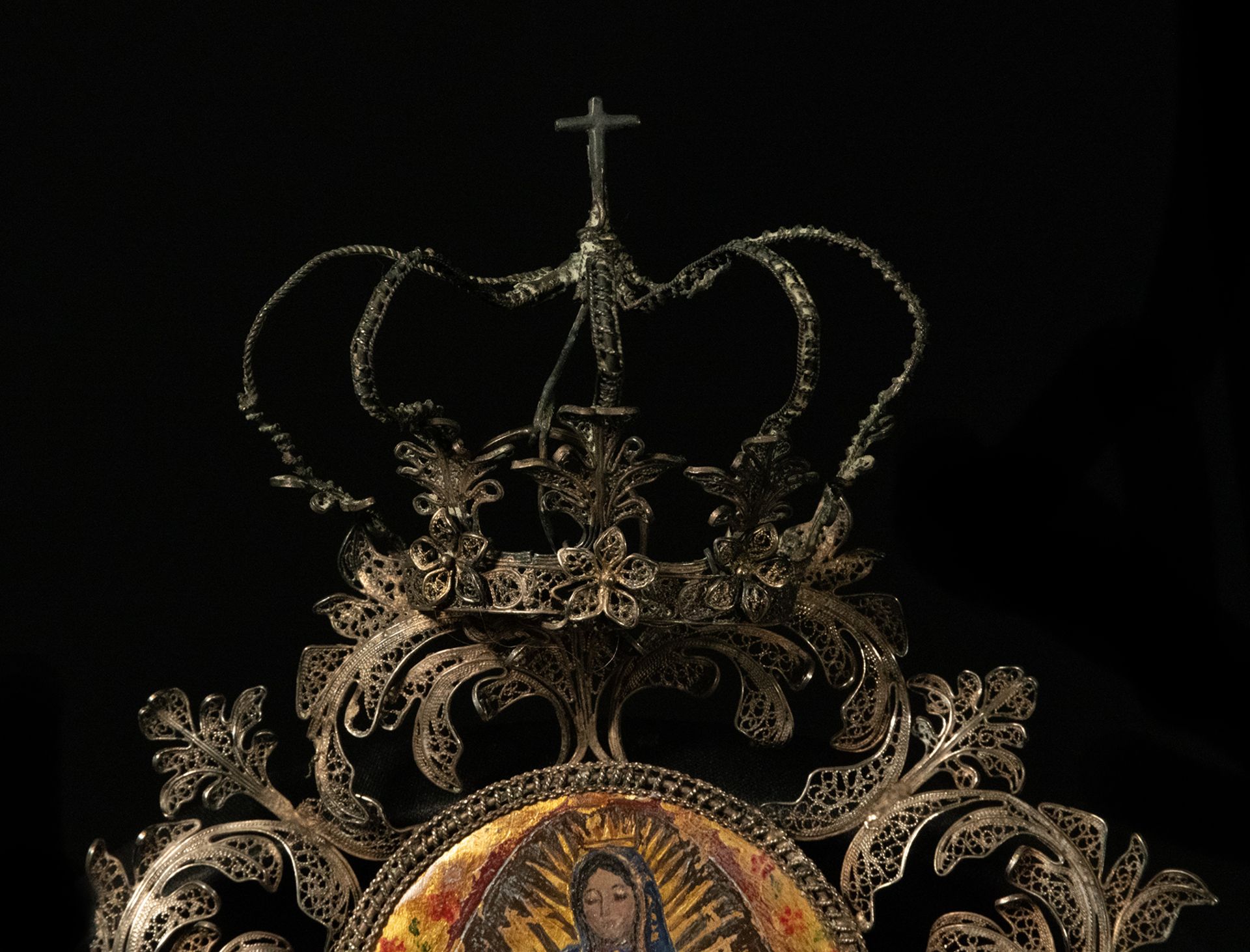 Virgin of Guadalupe in oval on board with mother-of-pearl inlays, new Spanish colonial 18th century - Bild 3 aus 5