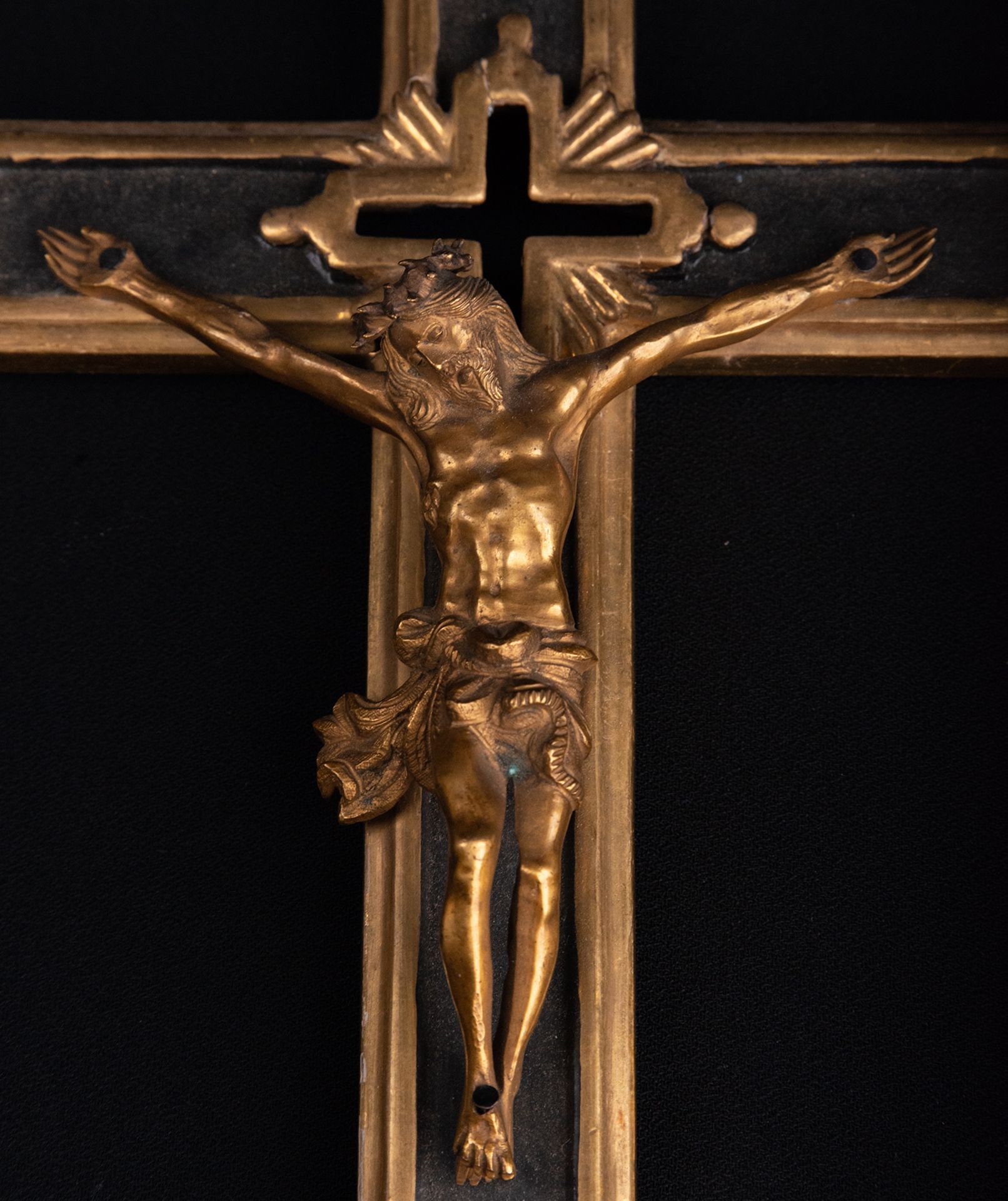 Christ in gilt bronze from the 17th century with a cross in gilded and ebonized wood from the same p - Image 2 of 3