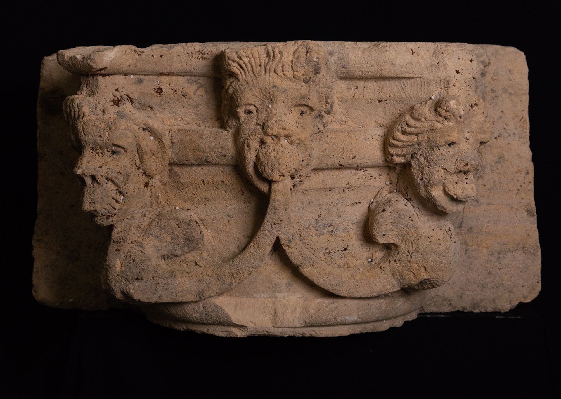 Important Gothic Capital in carved limestone, French Medieval work from the 14th - 15th centuries